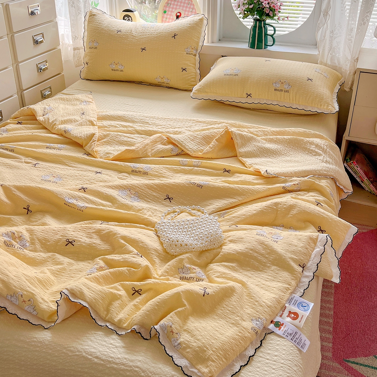 91家纺网 家纺一手货源 找家纺 金梦拉家纺 2026新款泡芙纱全棉小黑花边夏被四件套 星辰羽翼