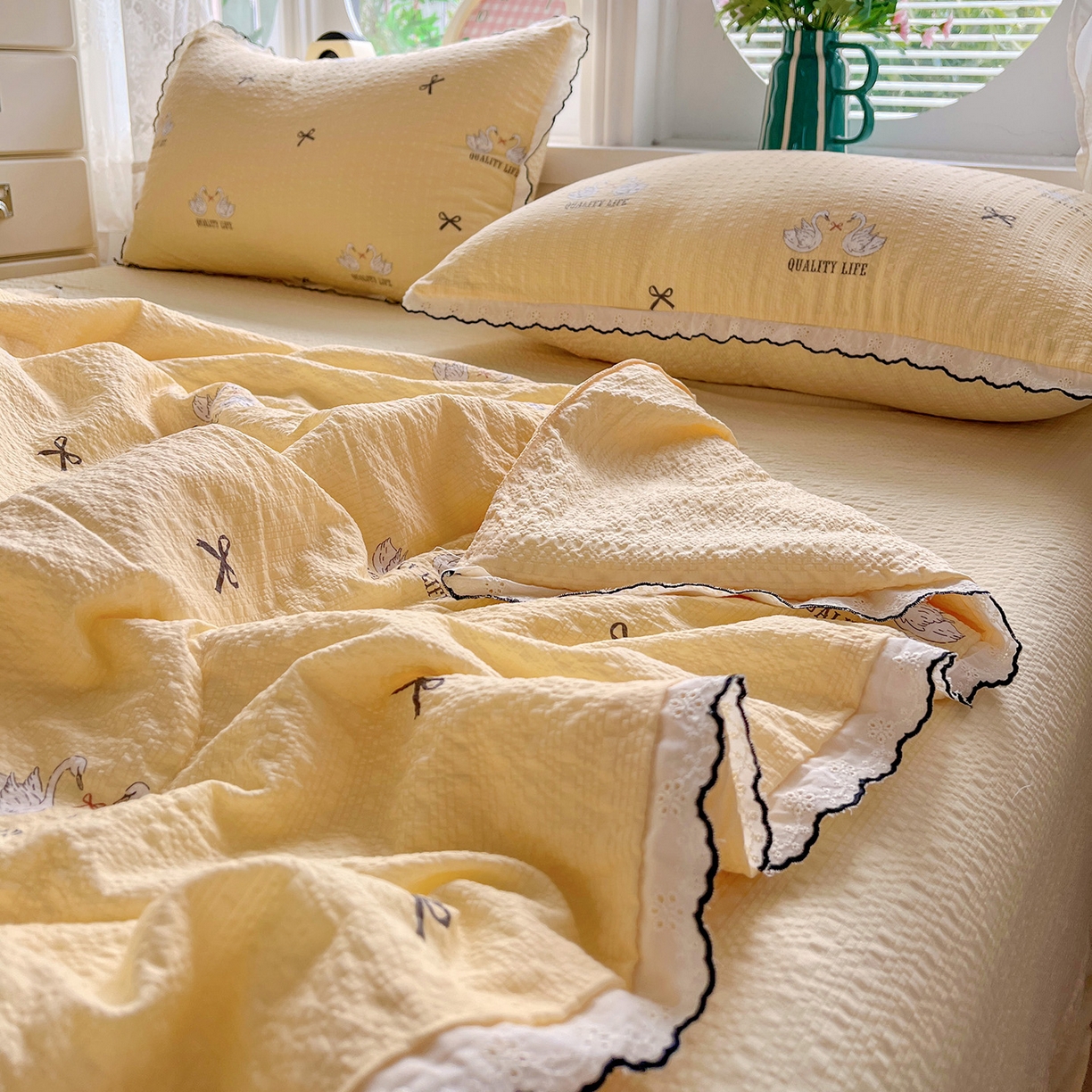 91家纺网 家纺一手货源 找家纺 金梦拉家纺 2026新款泡芙纱全棉小黑花边夏被四件套 星辰羽翼