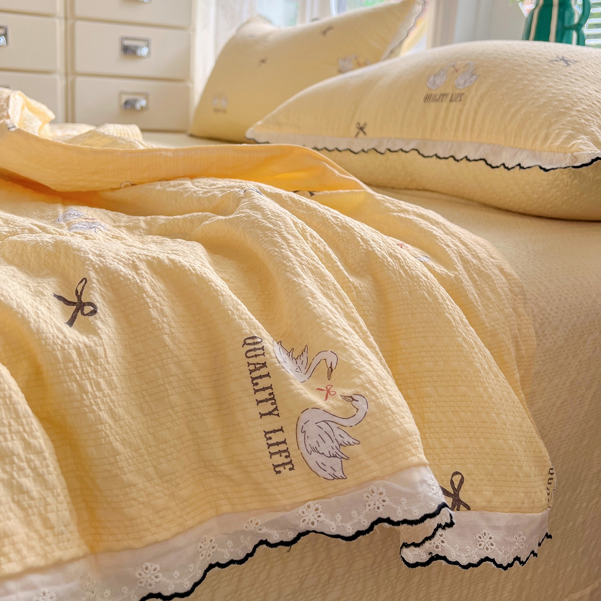 91家纺网 家纺一手货源 找家纺 金梦拉家纺 2026新款泡芙纱全棉小黑花边夏被四件套 星辰羽翼