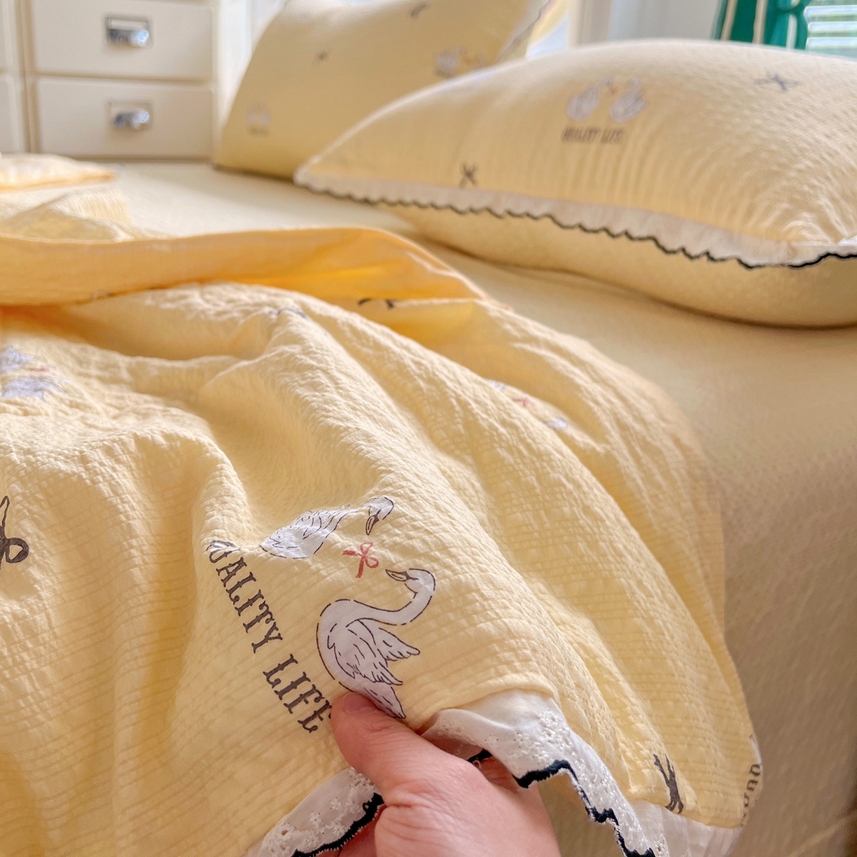 91家纺网 家纺一手货源 找家纺 金梦拉家纺 2026新款泡芙纱全棉小黑花边夏被四件套 星辰羽翼