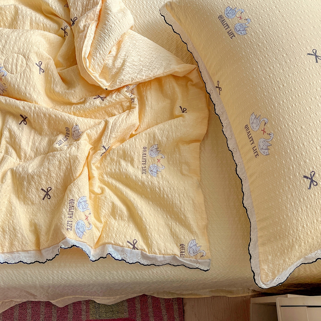 91家纺网 家纺一手货源 找家纺 金梦拉家纺 2026新款泡芙纱全棉小黑花边夏被四件套 星辰羽翼