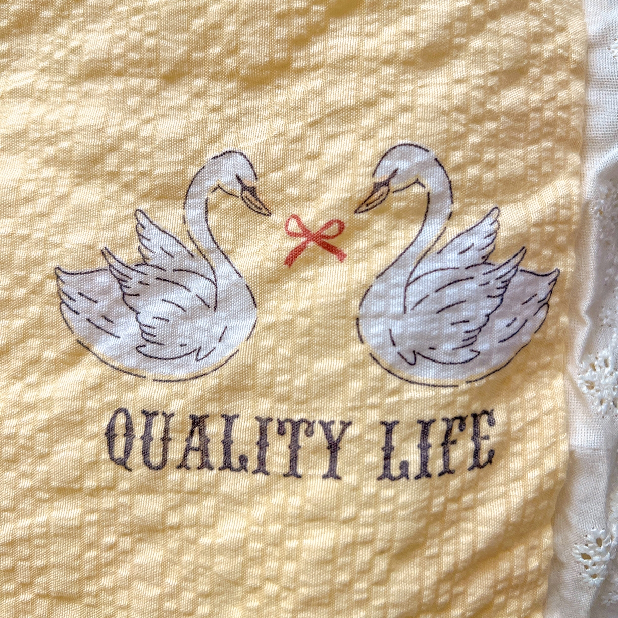 91家纺网 家纺一手货源 找家纺 金梦拉家纺 2026新款泡芙纱全棉小黑花边夏被四件套 星辰羽翼