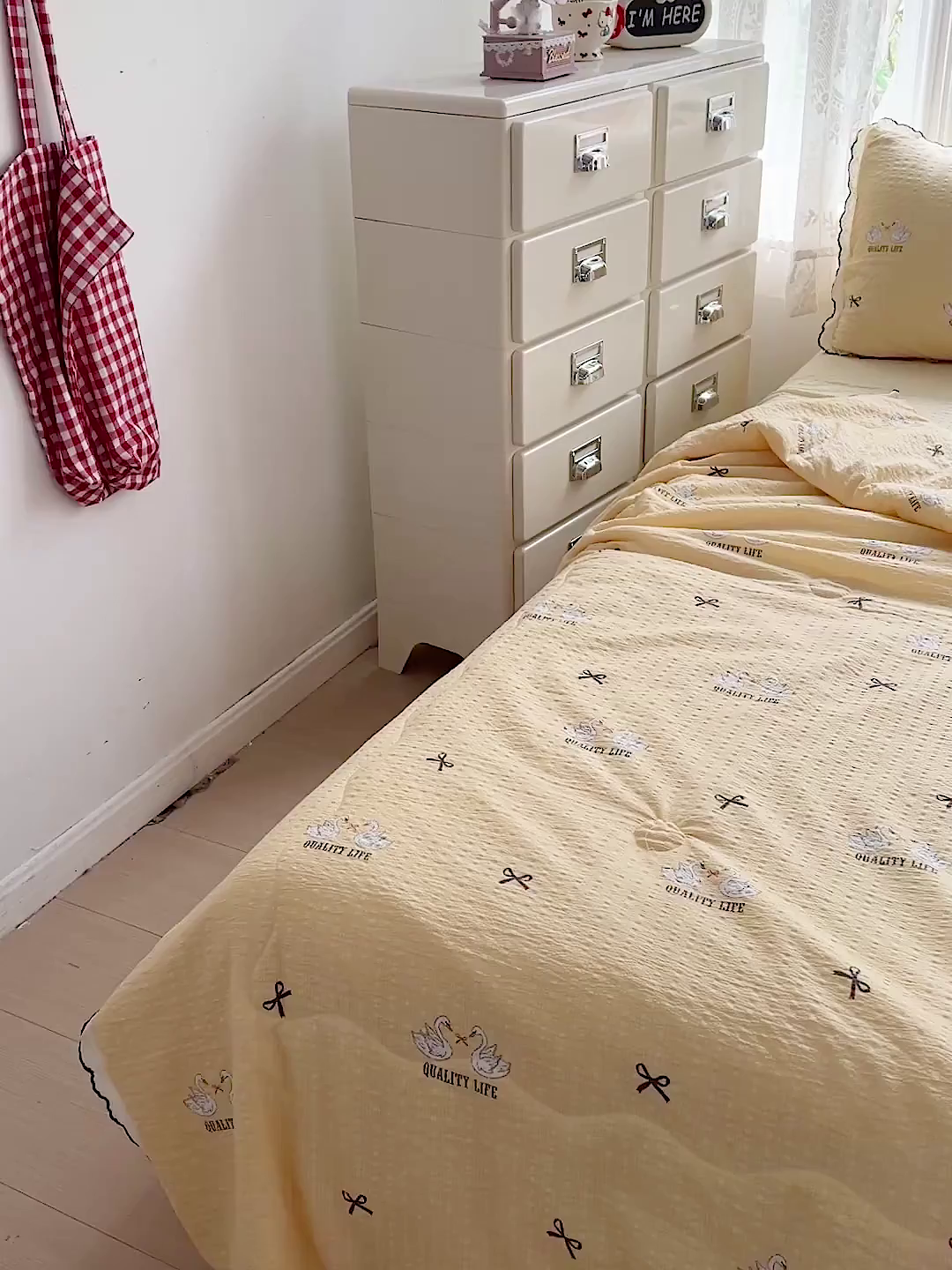 91家纺网 家纺一手货源 找家纺 金梦拉家纺 2026新款泡芙纱全棉小黑花边夏被四件套 星辰羽翼