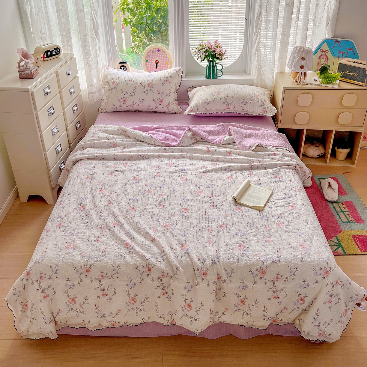 91家纺网 家纺一手货源 找家纺 金梦拉家纺 2026新款泡芙纱全棉小黑花边夏被四件套 伊水芙蓉