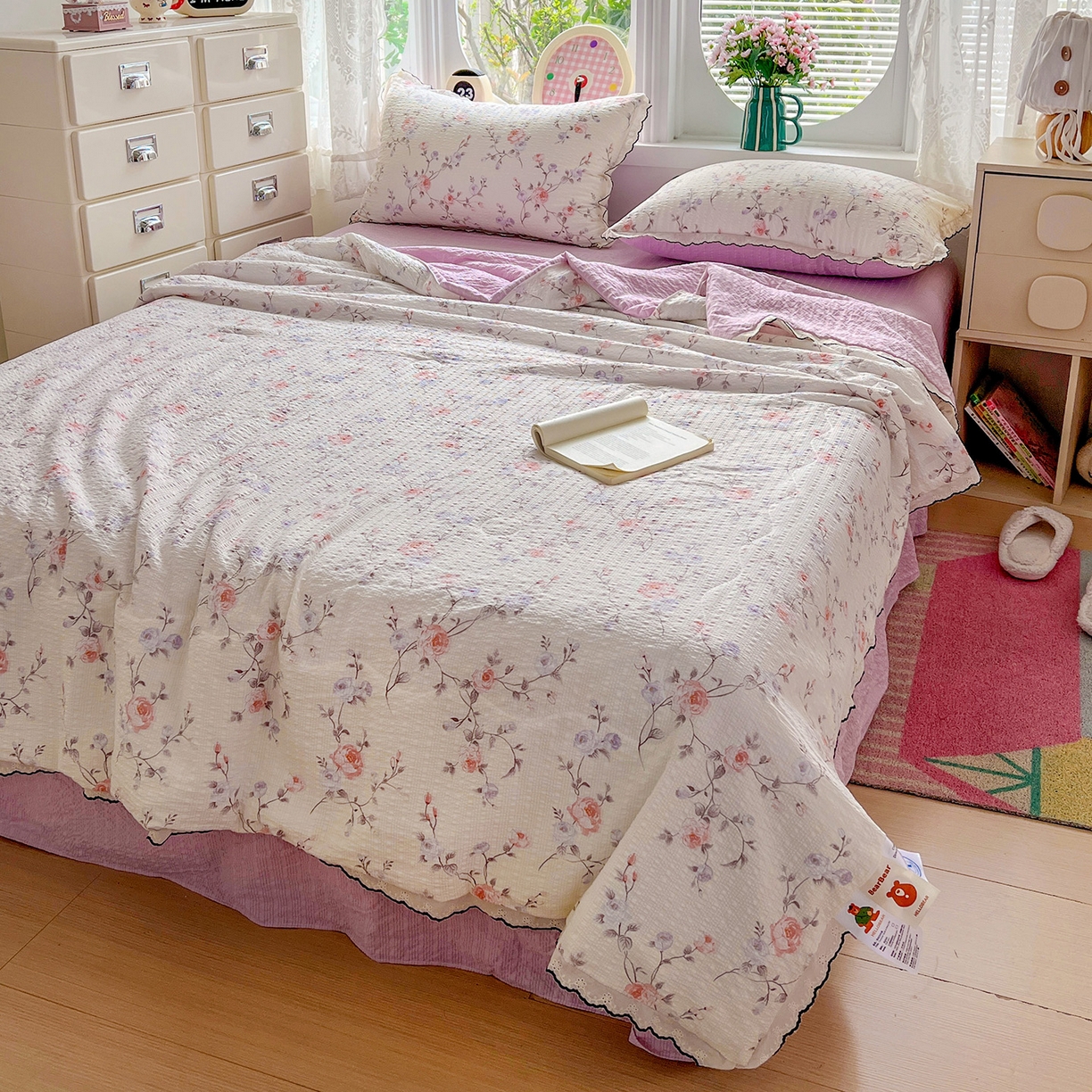 91家纺网 家纺一手货源 找家纺 金梦拉家纺 2026新款泡芙纱全棉小黑花边夏被四件套 伊水芙蓉