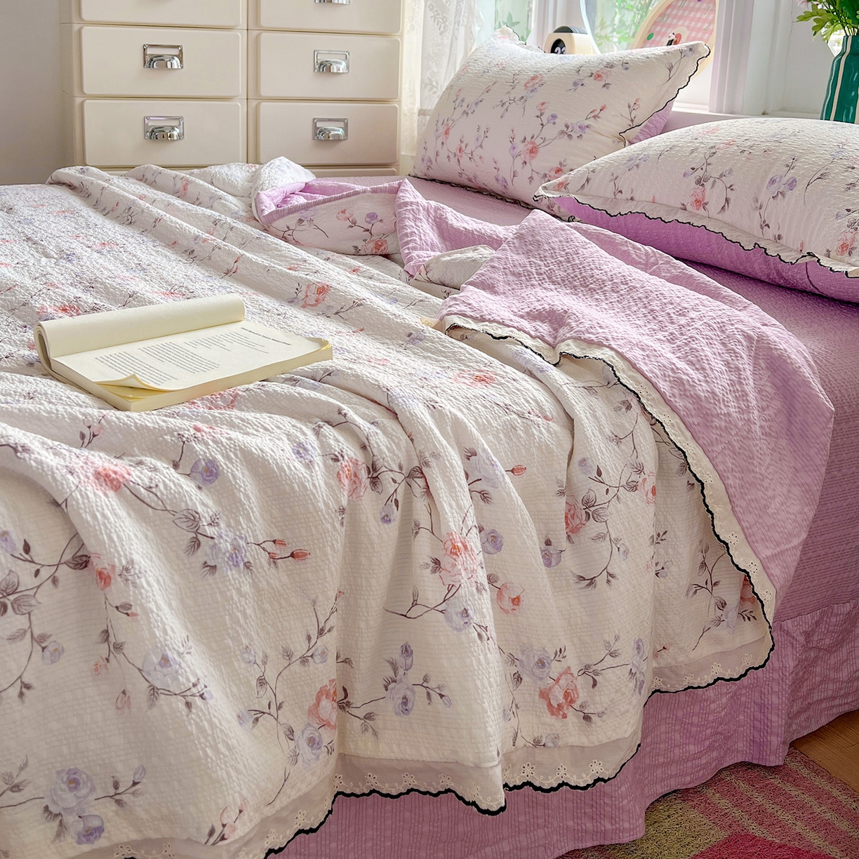 91家纺网 家纺一手货源 找家纺 金梦拉家纺 2026新款泡芙纱全棉小黑花边夏被四件套 伊水芙蓉