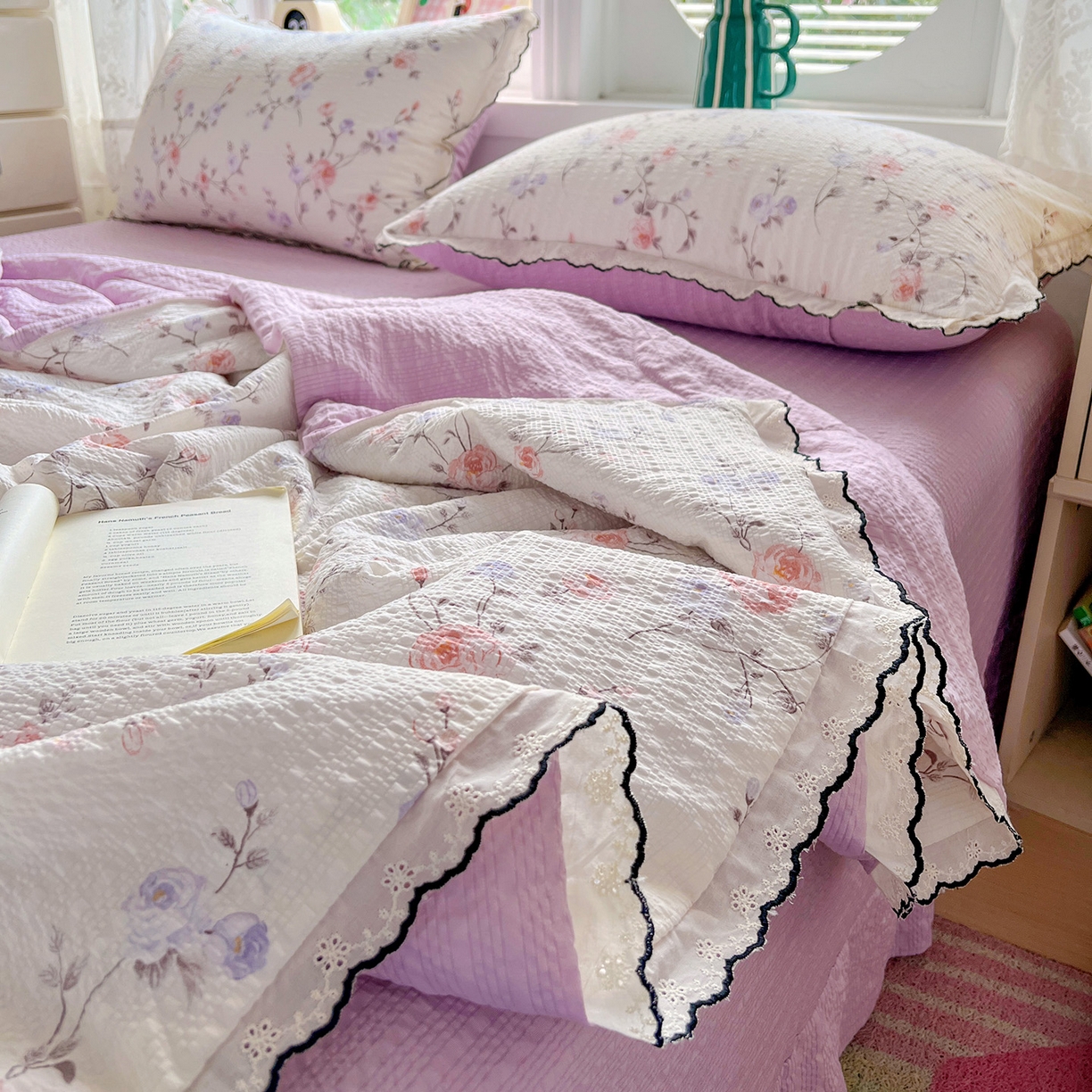 91家纺网 家纺一手货源 找家纺 金梦拉家纺 2026新款泡芙纱全棉小黑花边夏被四件套 伊水芙蓉