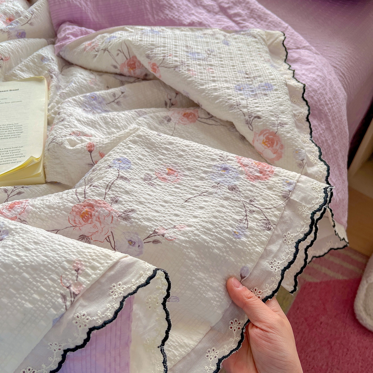 91家纺网 家纺一手货源 找家纺 金梦拉家纺 2026新款泡芙纱全棉小黑花边夏被四件套 伊水芙蓉