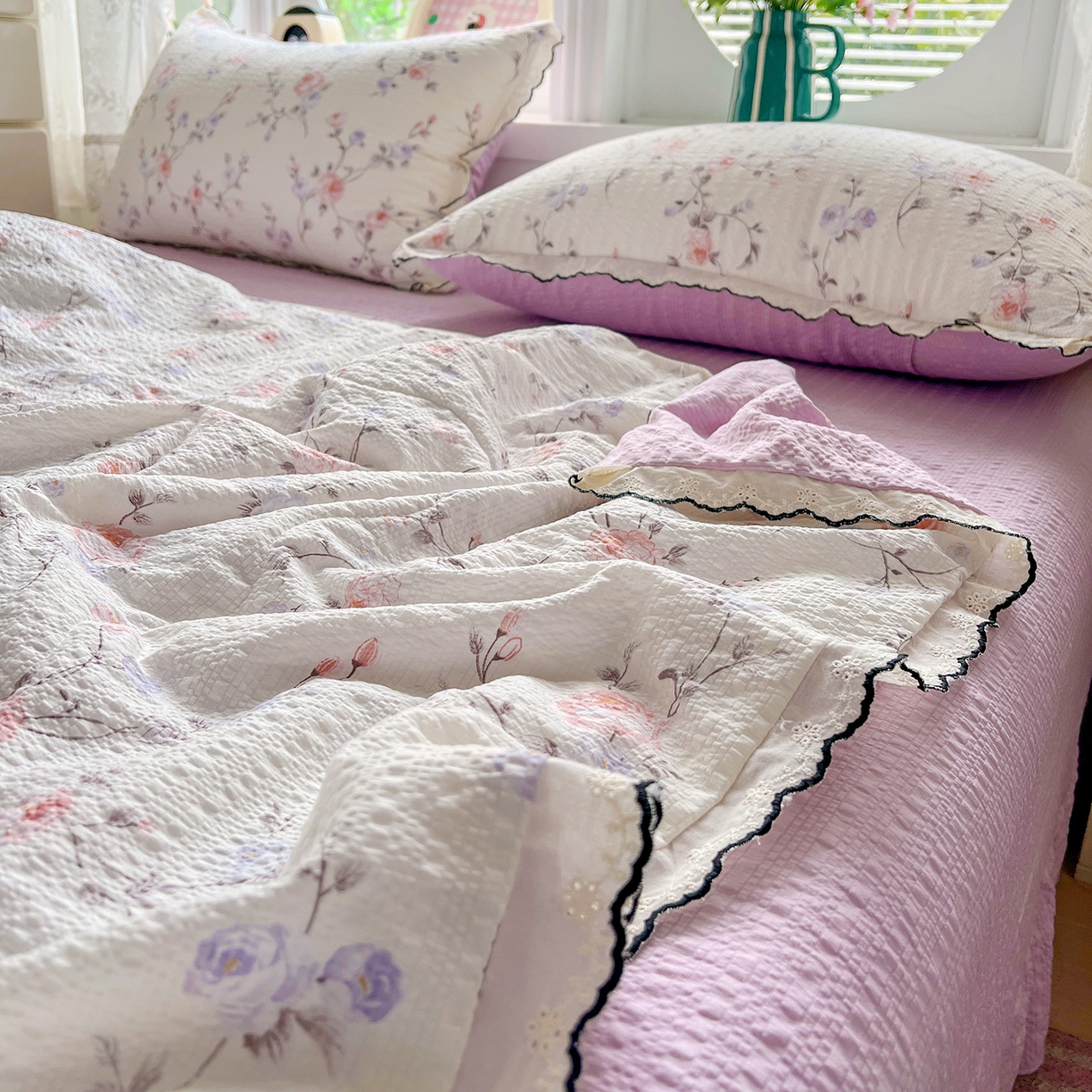 91家纺网 家纺一手货源 找家纺 金梦拉家纺 2026新款泡芙纱全棉小黑花边夏被四件套 伊水芙蓉