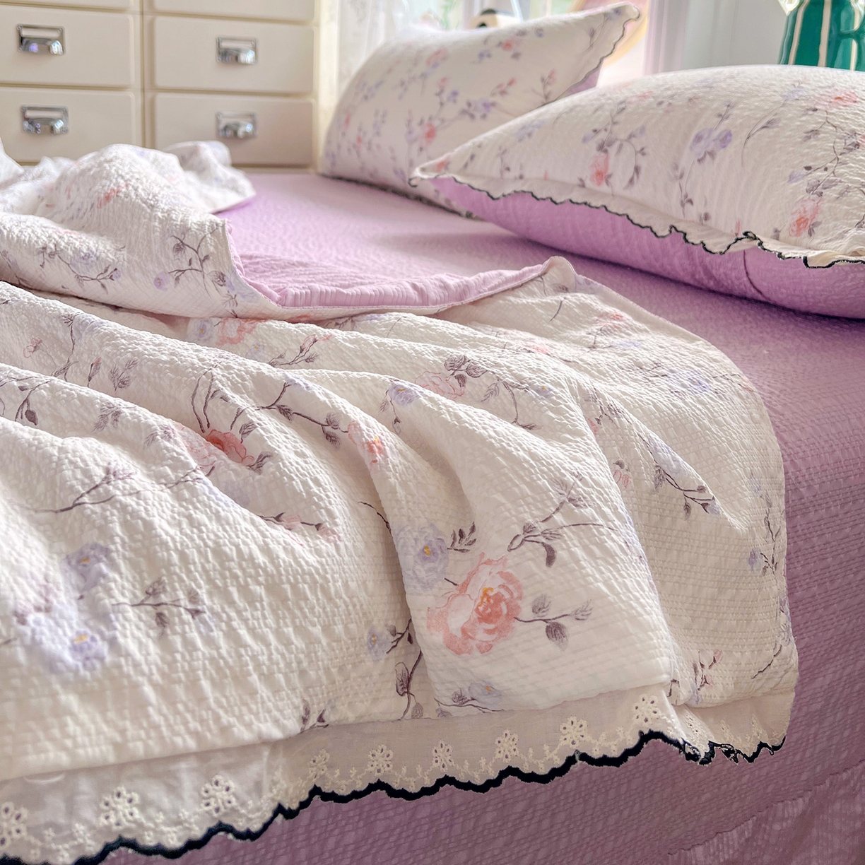 91家纺网 家纺一手货源 找家纺 金梦拉家纺 2026新款泡芙纱全棉小黑花边夏被四件套 伊水芙蓉