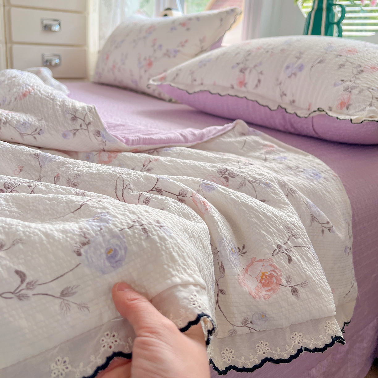 91家纺网 家纺一手货源 找家纺 金梦拉家纺 2026新款泡芙纱全棉小黑花边夏被四件套 伊水芙蓉