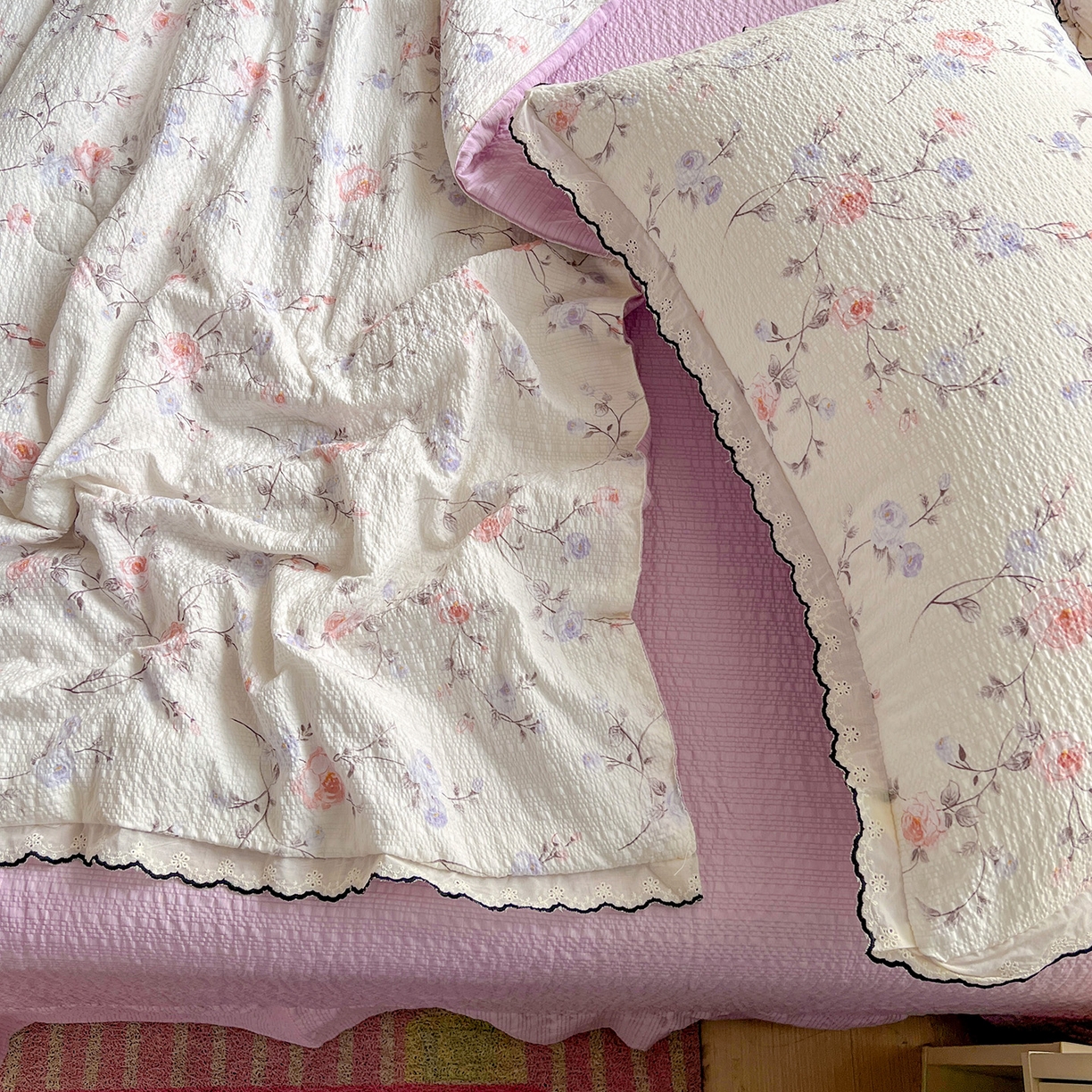 91家纺网 家纺一手货源 找家纺 金梦拉家纺 2026新款泡芙纱全棉小黑花边夏被四件套 伊水芙蓉