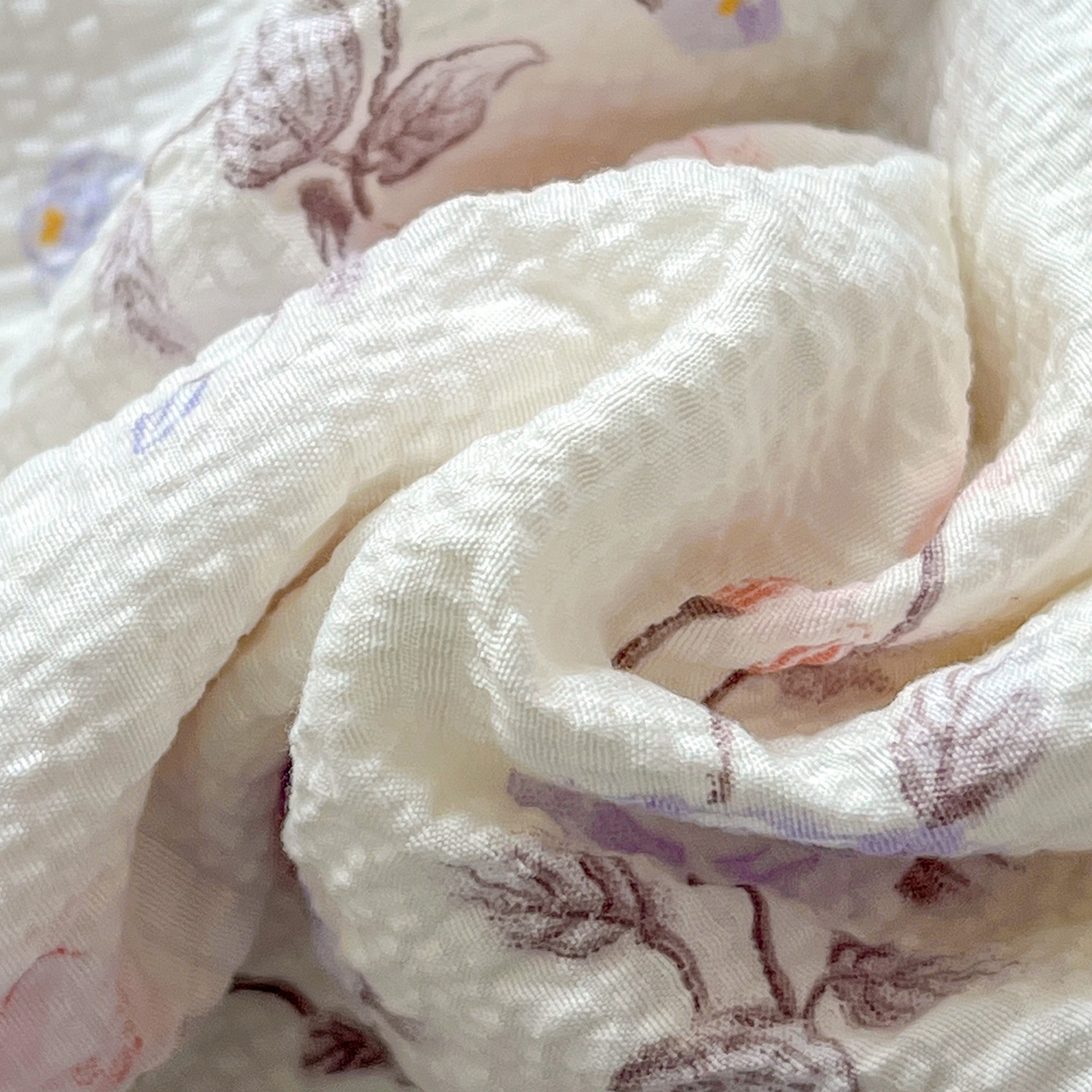 91家纺网 家纺一手货源 找家纺 金梦拉家纺 2026新款泡芙纱全棉小黑花边夏被四件套 伊水芙蓉