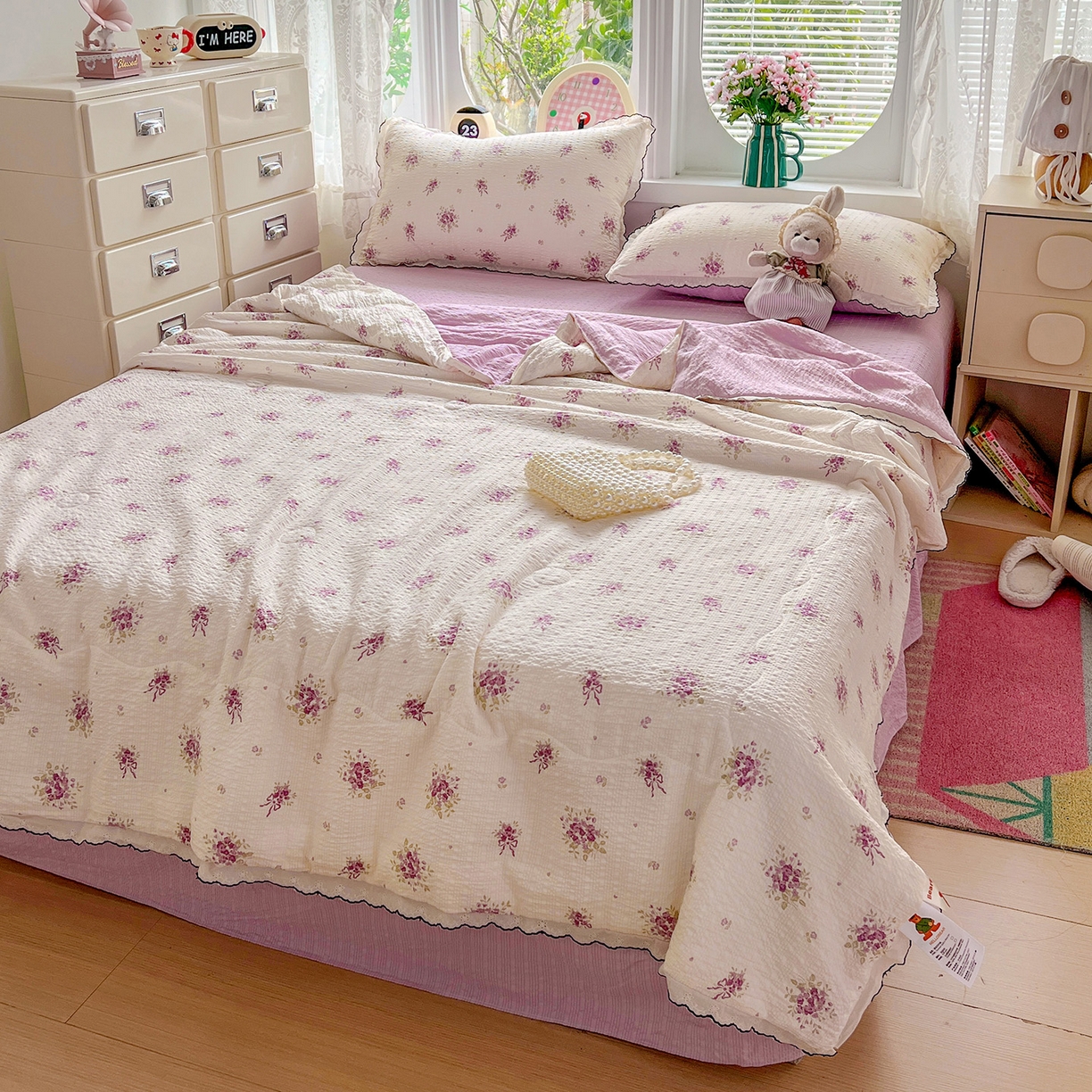 91家纺网 家纺一手货源 找家纺 金梦拉家纺 2026新款泡芙纱全棉小黑花边夏被四件套 紫风铃