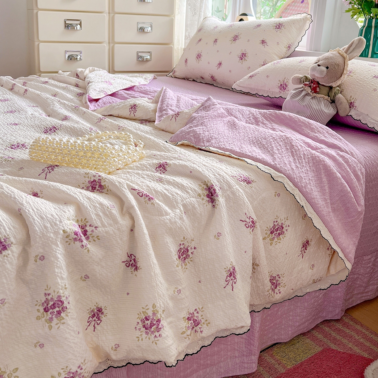 91家纺网 家纺一手货源 找家纺 金梦拉家纺 2026新款泡芙纱全棉小黑花边夏被四件套 紫风铃