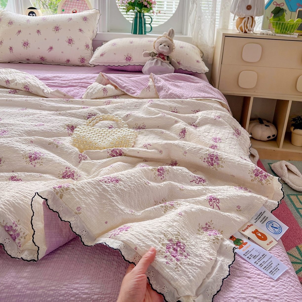 91家纺网 家纺一手货源 找家纺 金梦拉家纺 2026新款泡芙纱全棉小黑花边夏被四件套 紫风铃