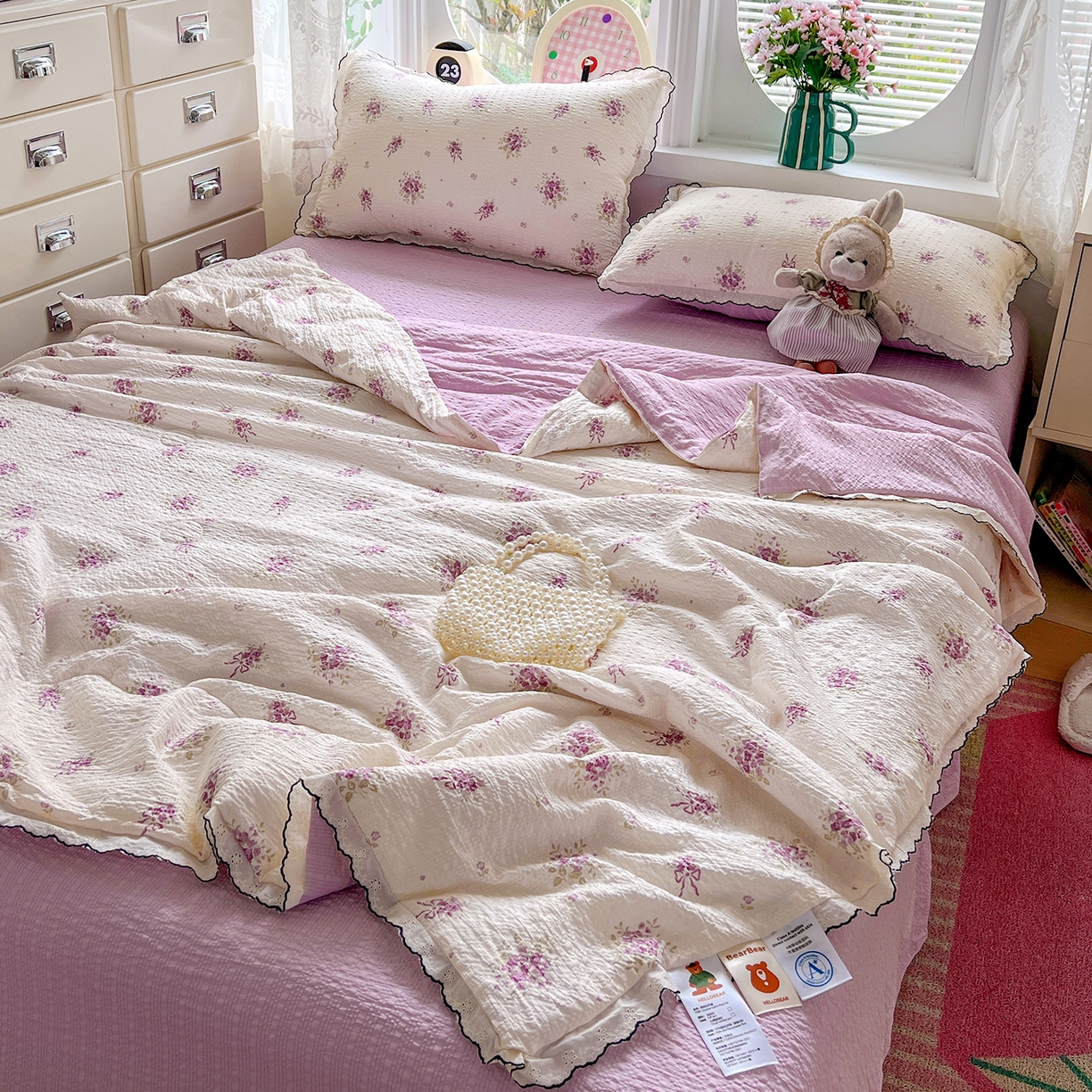 91家纺网 家纺一手货源 找家纺 金梦拉家纺 2026新款泡芙纱全棉小黑花边夏被四件套 紫风铃