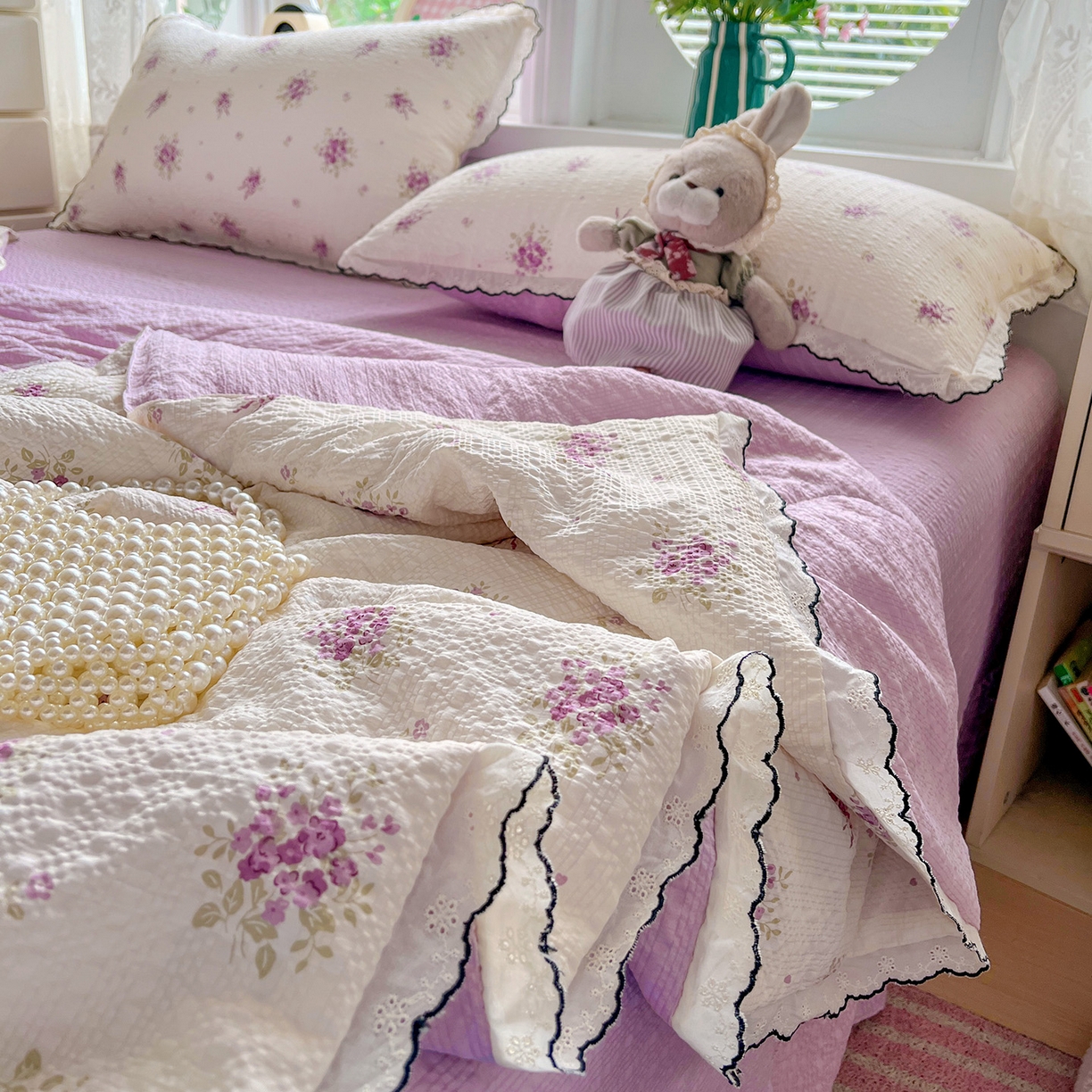 91家纺网 家纺一手货源 找家纺 金梦拉家纺 2026新款泡芙纱全棉小黑花边夏被四件套 紫风铃