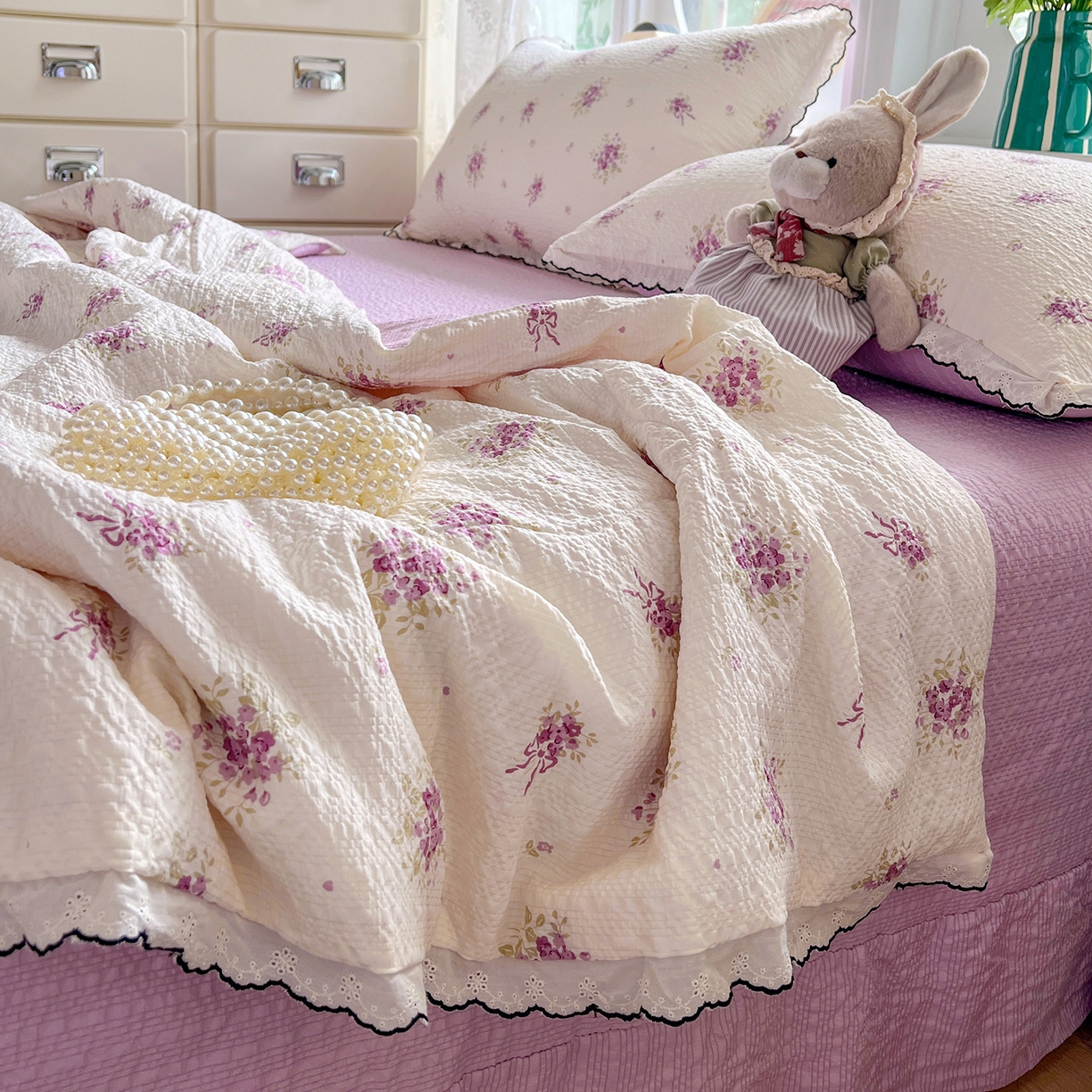 91家纺网 家纺一手货源 找家纺 金梦拉家纺 2026新款泡芙纱全棉小黑花边夏被四件套 紫风铃