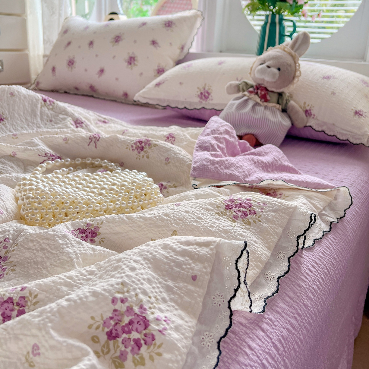 91家纺网 家纺一手货源 找家纺 金梦拉家纺 2026新款泡芙纱全棉小黑花边夏被四件套 紫风铃