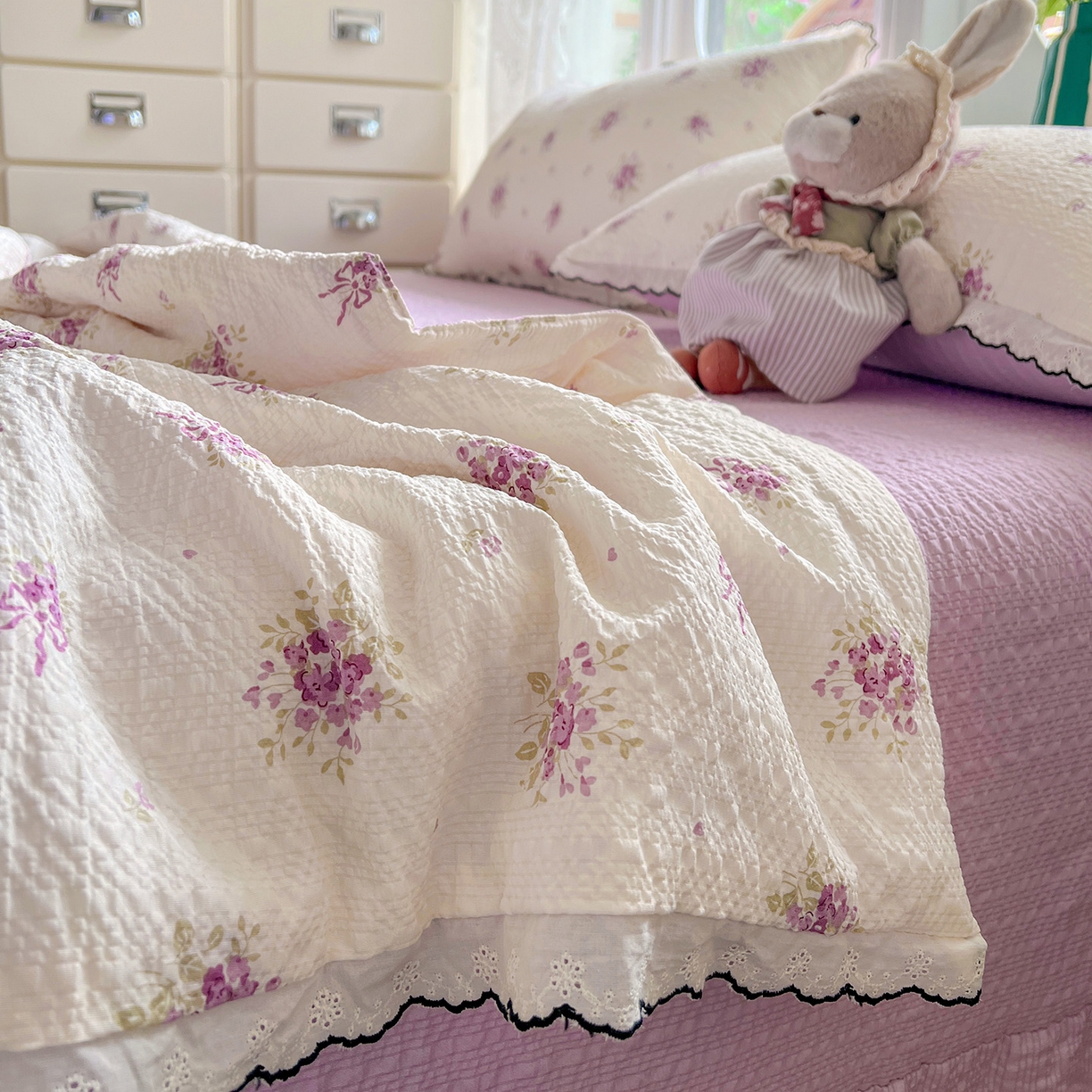 91家纺网 家纺一手货源 找家纺 金梦拉家纺 2026新款泡芙纱全棉小黑花边夏被四件套 紫风铃