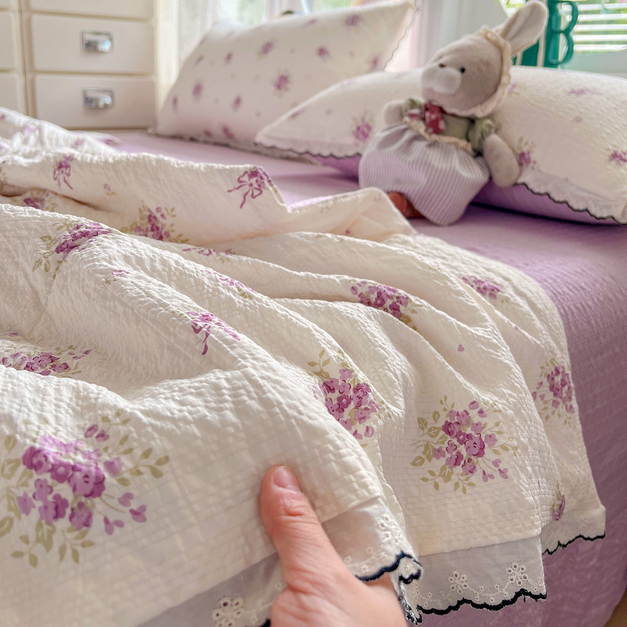 91家纺网 家纺一手货源 找家纺 金梦拉家纺 2026新款泡芙纱全棉小黑花边夏被四件套 紫风铃