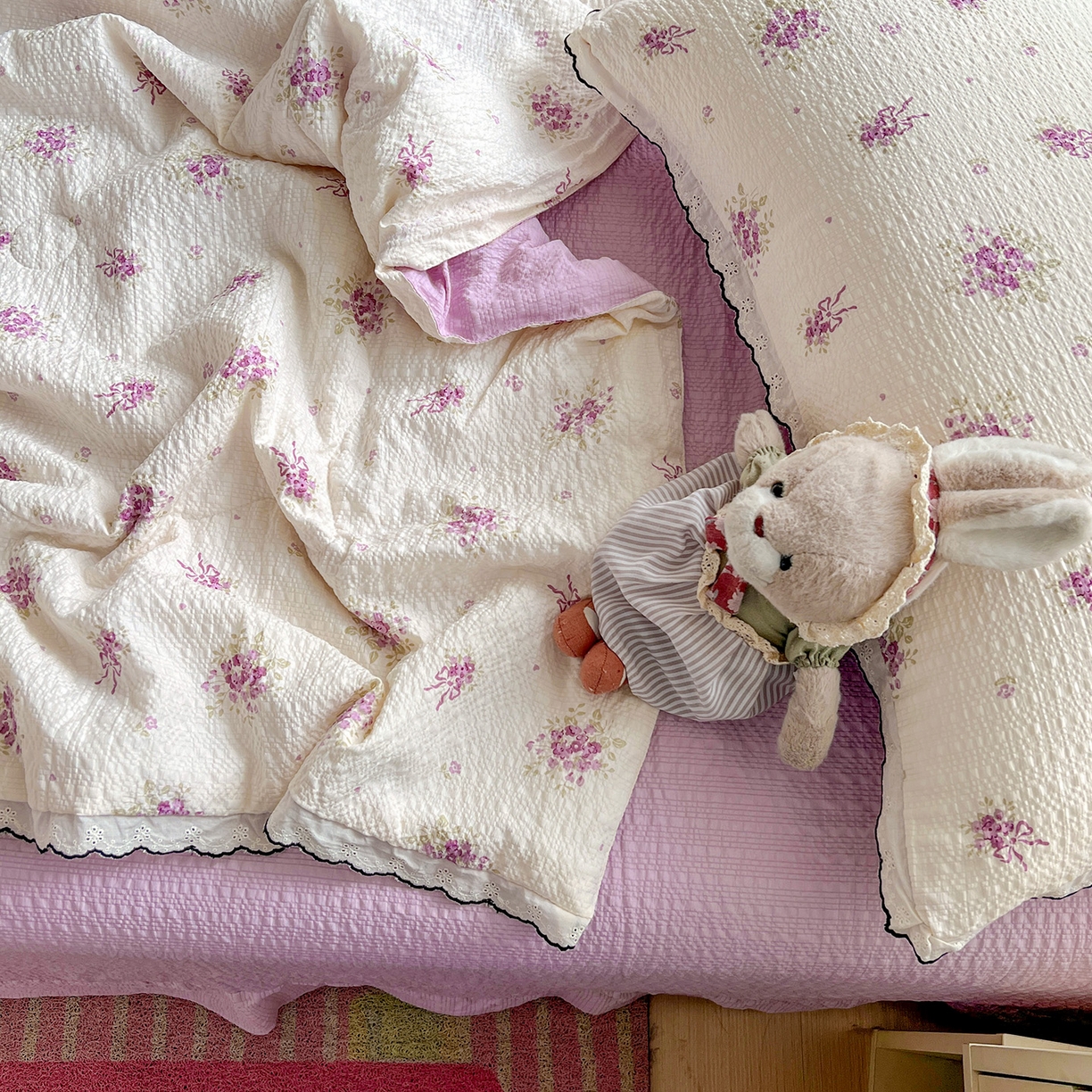 91家纺网 家纺一手货源 找家纺 金梦拉家纺 2026新款泡芙纱全棉小黑花边夏被四件套 紫风铃