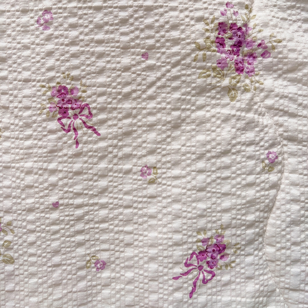 91家纺网 家纺一手货源 找家纺 金梦拉家纺 2026新款泡芙纱全棉小黑花边夏被四件套 紫风铃