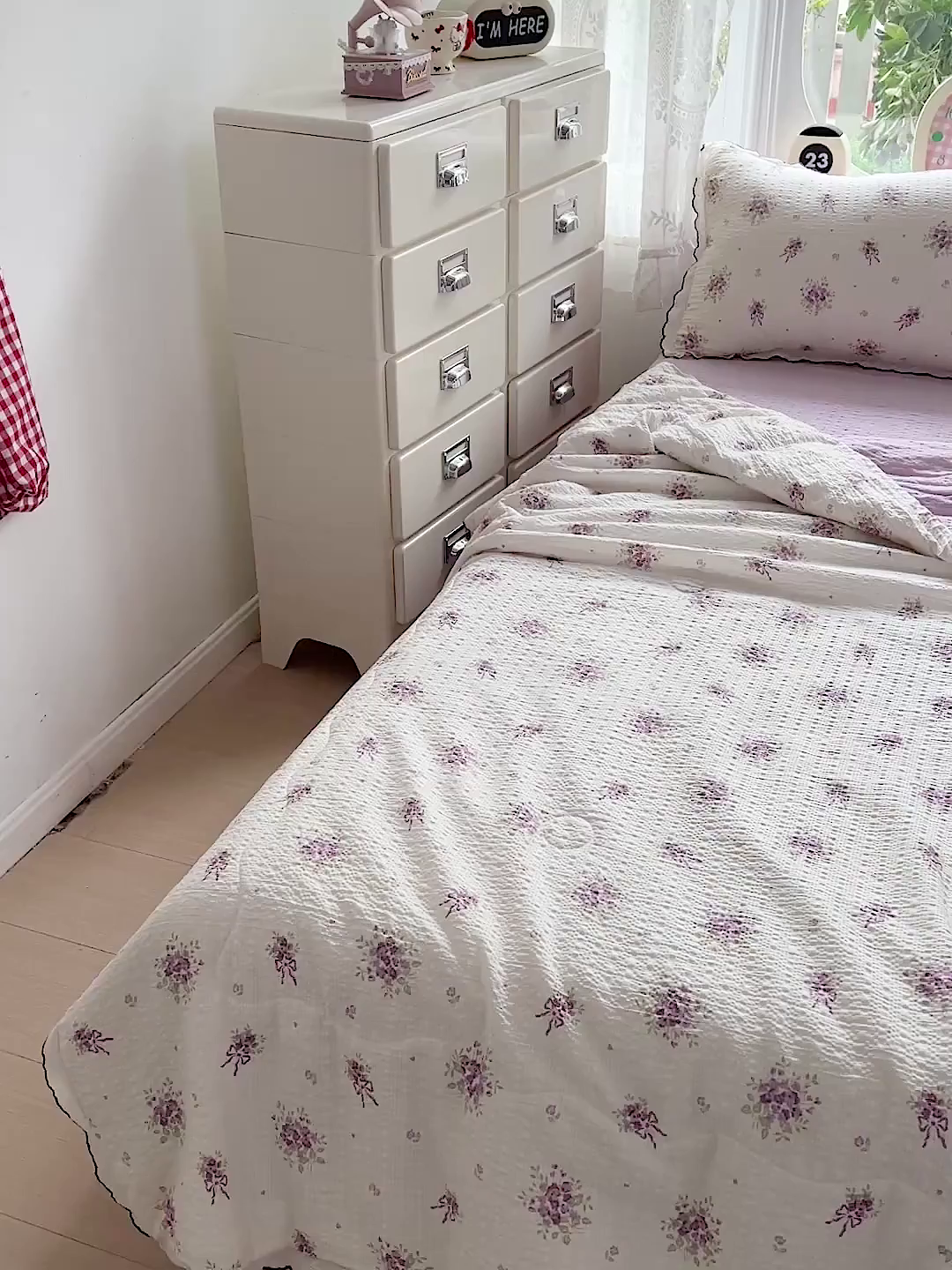 91家纺网 家纺一手货源 找家纺 金梦拉家纺 2026新款泡芙纱全棉小黑花边夏被四件套 紫风铃