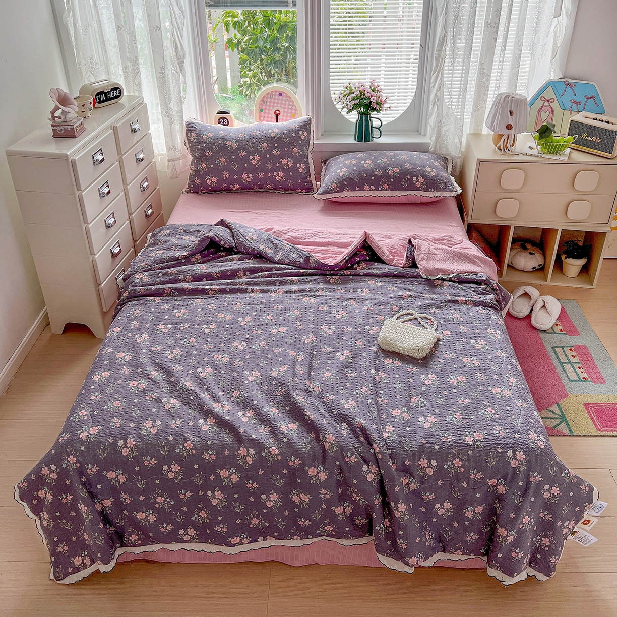 91家纺网 家纺一手货源 找家纺 金梦拉家纺 2026新款泡芙纱全棉小黑花边夏被四件套 紫花开