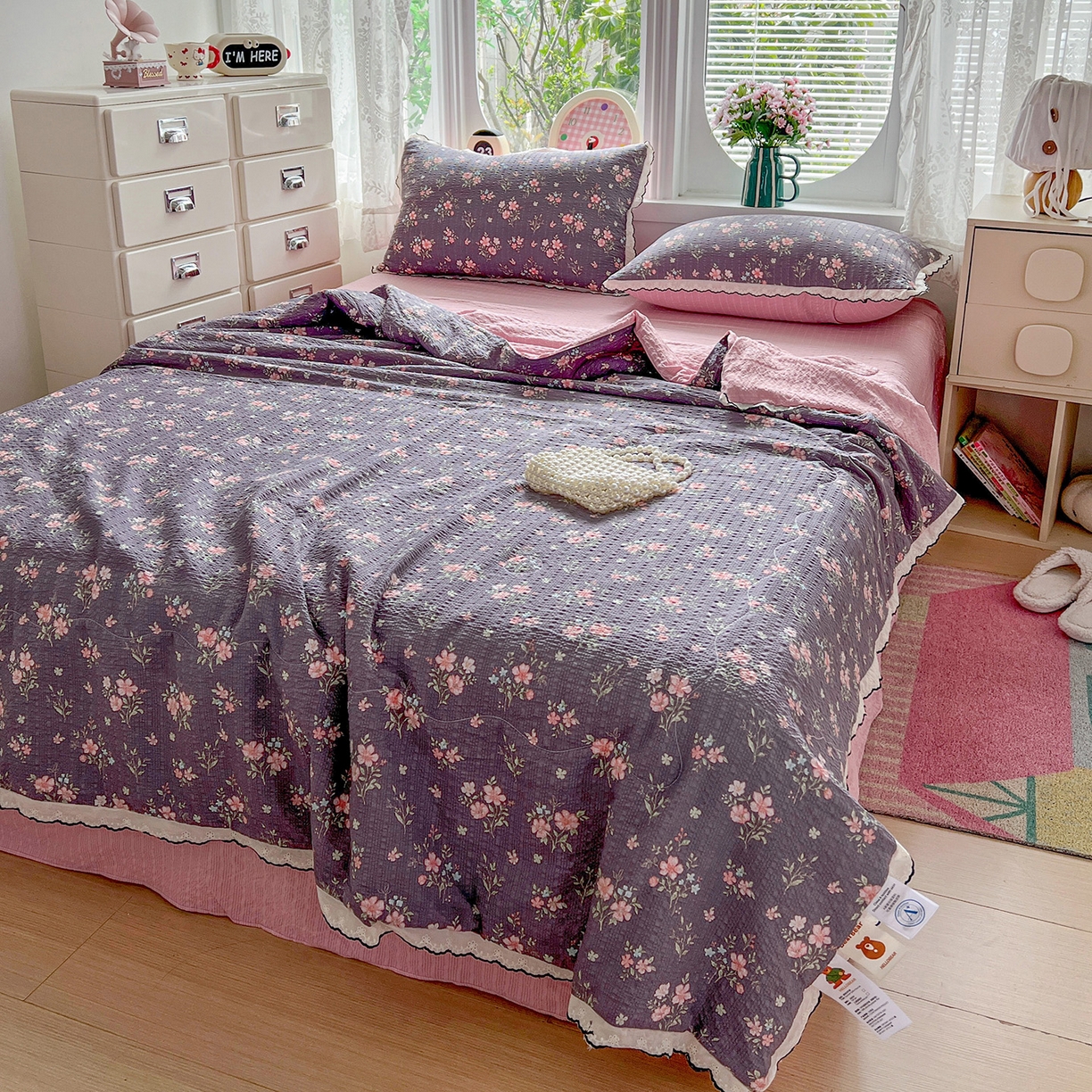 91家纺网 家纺一手货源 找家纺 金梦拉家纺 2026新款泡芙纱全棉小黑花边夏被四件套 紫花开