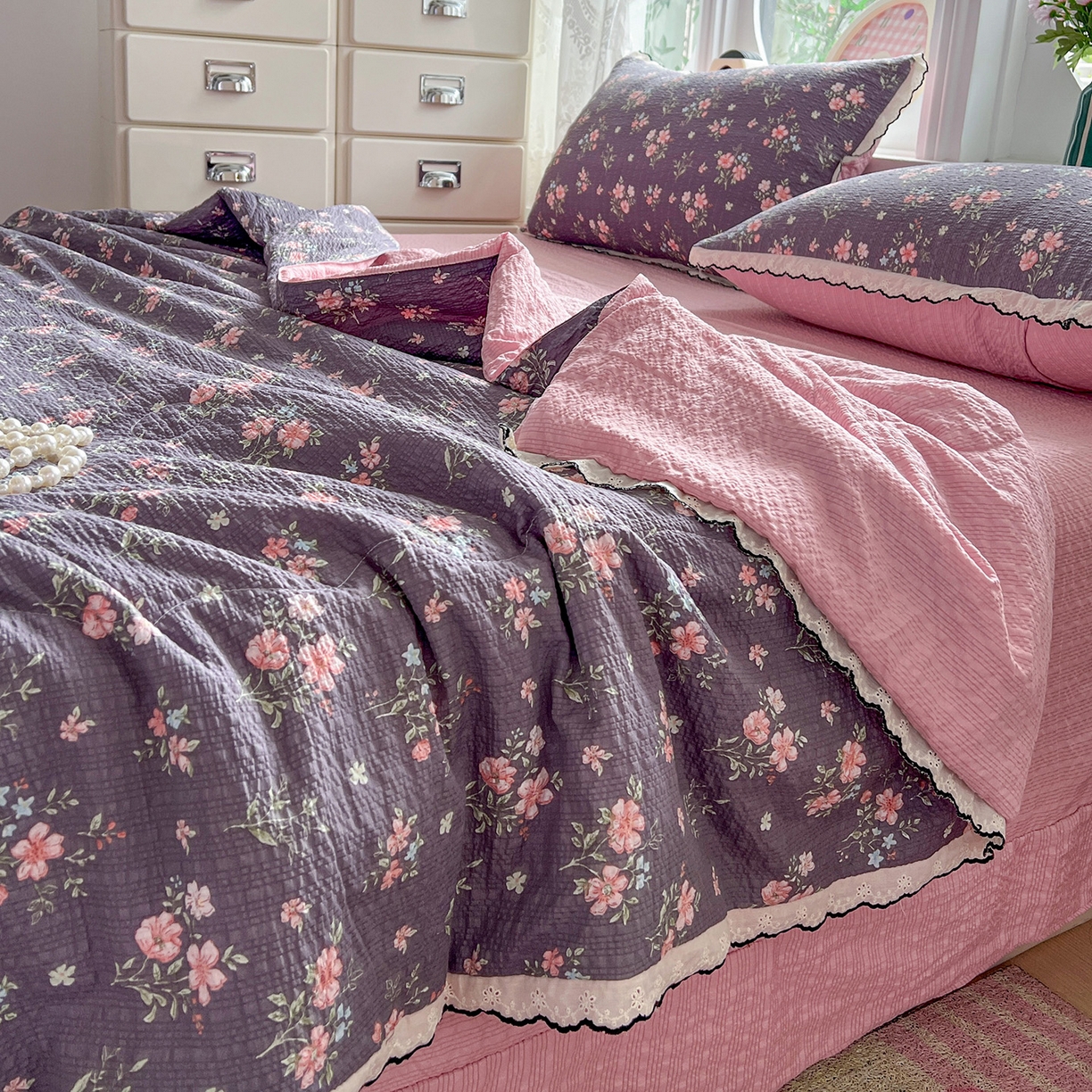 91家纺网 家纺一手货源 找家纺 金梦拉家纺 2026新款泡芙纱全棉小黑花边夏被四件套 紫花开
