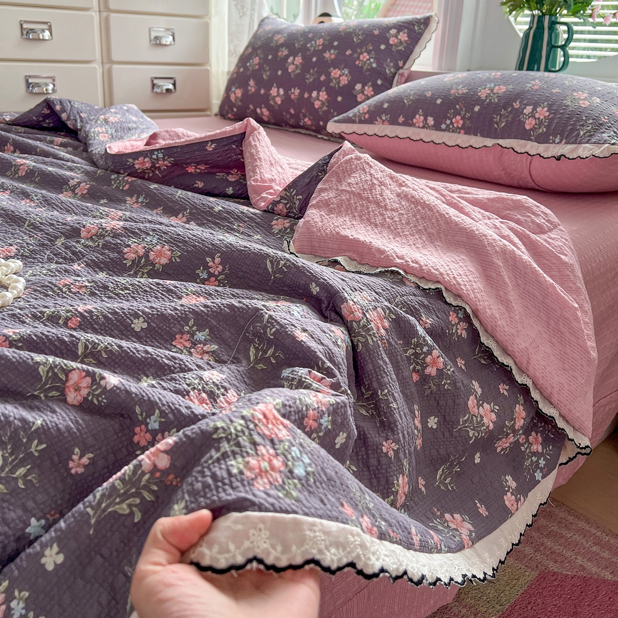 91家纺网 家纺一手货源 找家纺 金梦拉家纺 2026新款泡芙纱全棉小黑花边夏被四件套 紫花开