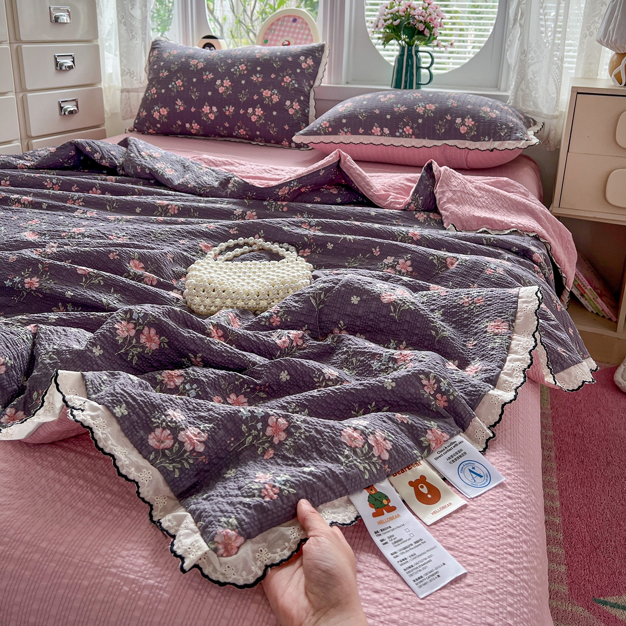 91家纺网 家纺一手货源 找家纺 金梦拉家纺 2026新款泡芙纱全棉小黑花边夏被四件套 紫花开