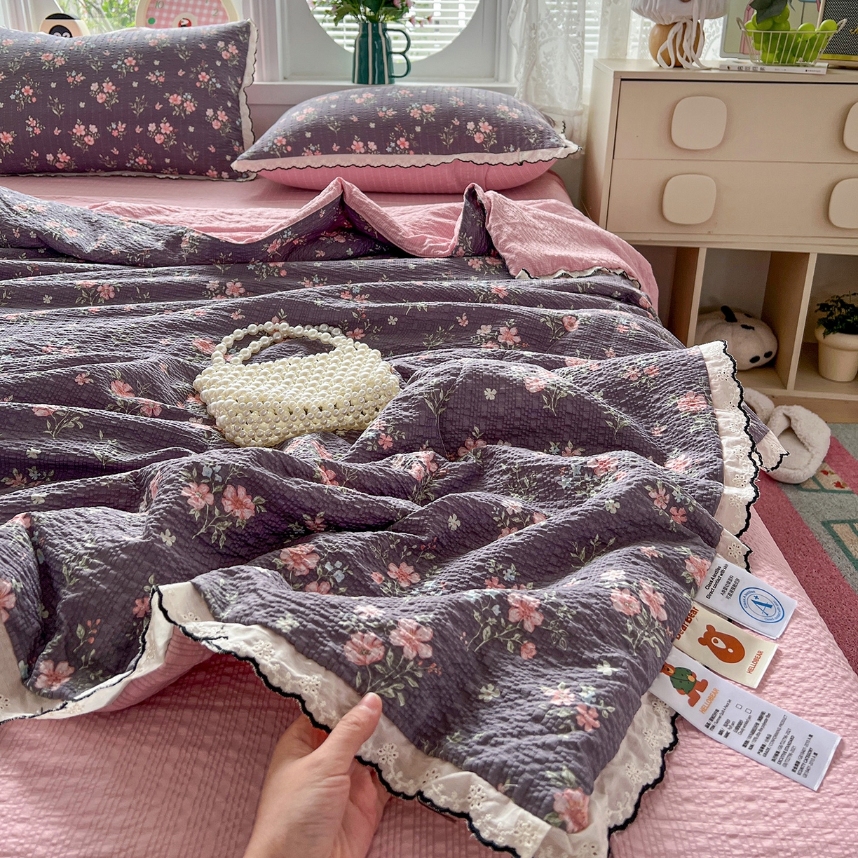 91家纺网 家纺一手货源 找家纺 金梦拉家纺 2026新款泡芙纱全棉小黑花边夏被四件套 紫花开