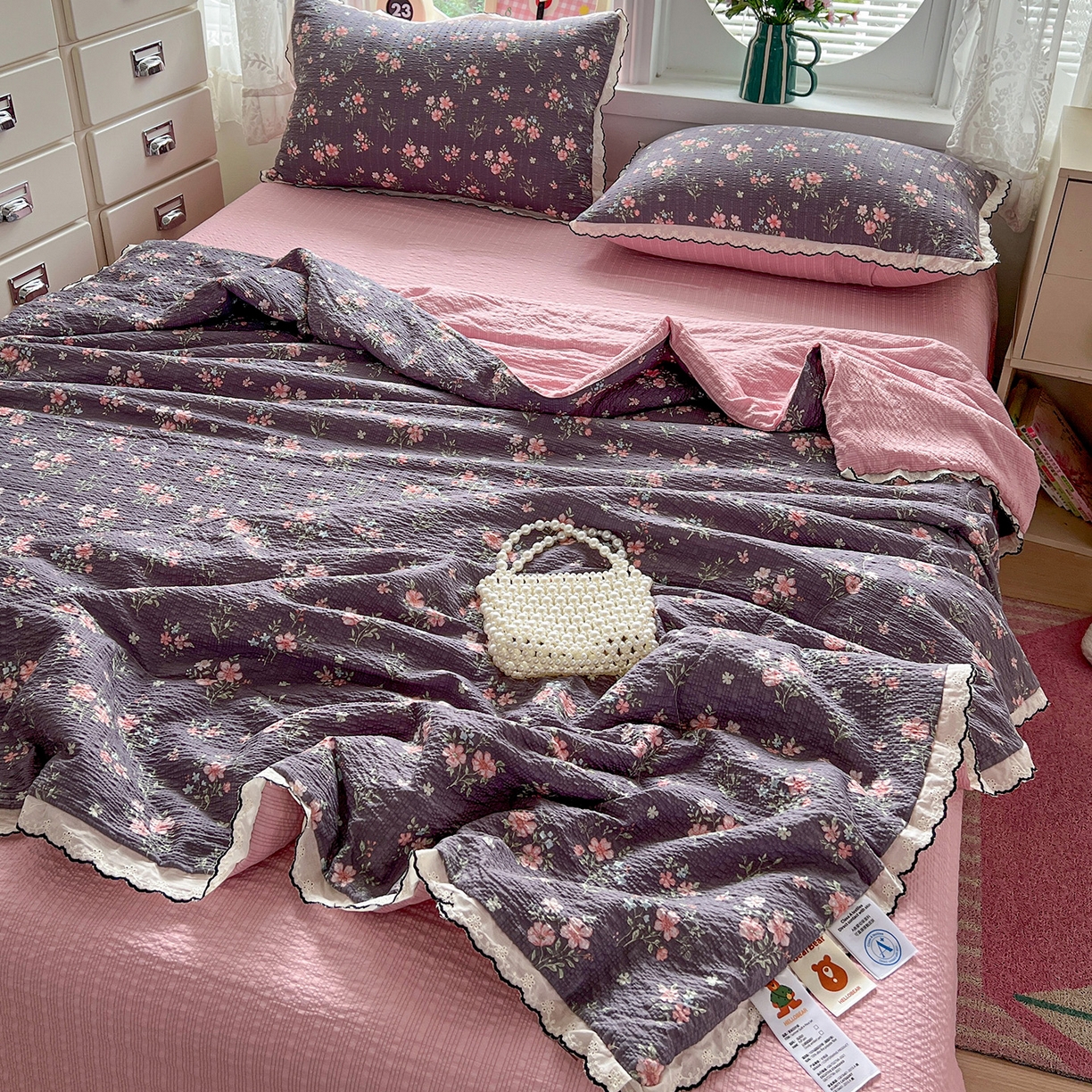 91家纺网 家纺一手货源 找家纺 金梦拉家纺 2026新款泡芙纱全棉小黑花边夏被四件套 紫花开