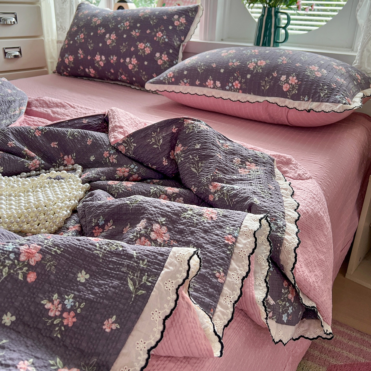 91家纺网 家纺一手货源 找家纺 金梦拉家纺 2026新款泡芙纱全棉小黑花边夏被四件套 紫花开