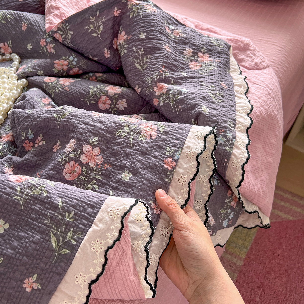 91家纺网 家纺一手货源 找家纺 金梦拉家纺 2026新款泡芙纱全棉小黑花边夏被四件套 紫花开