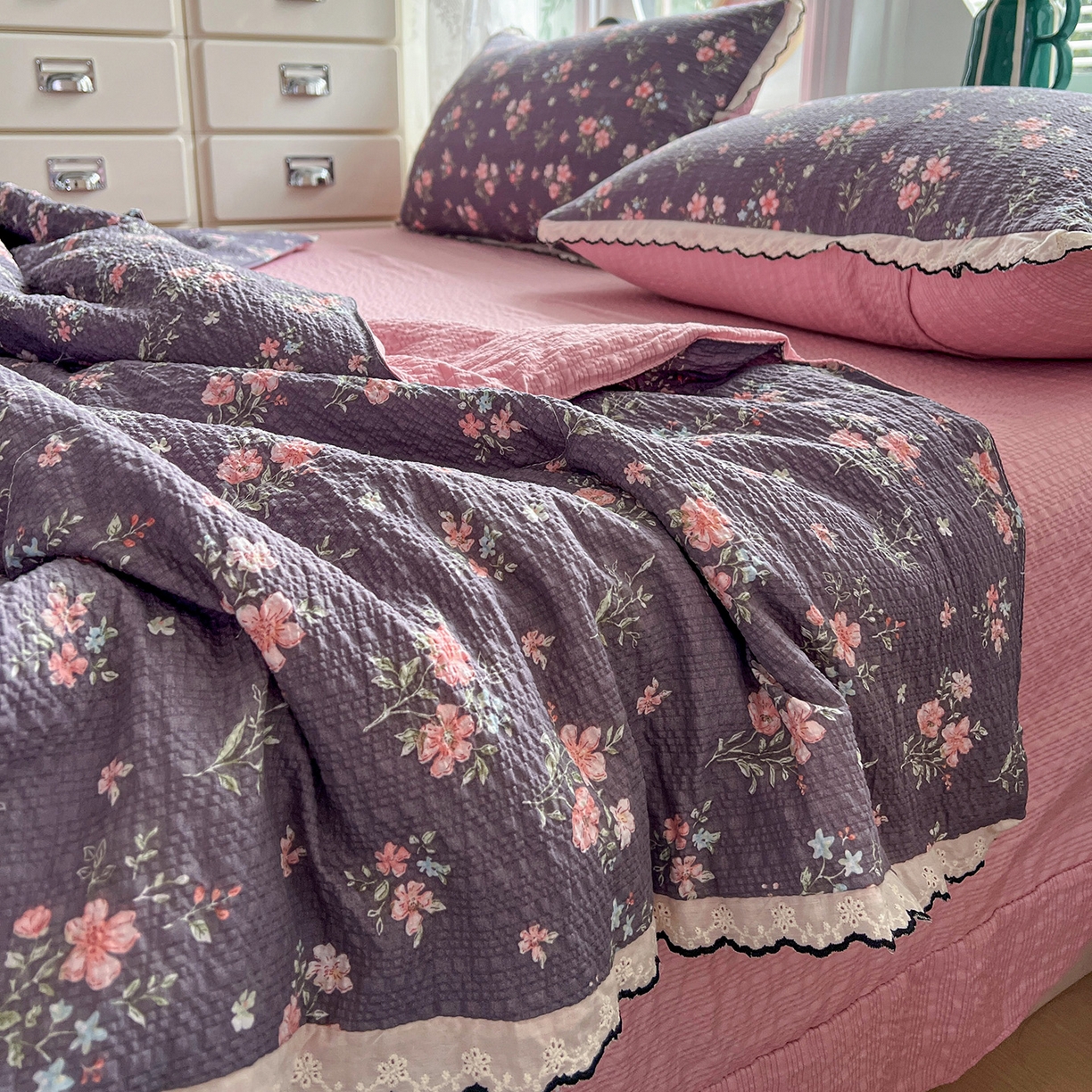 91家纺网 家纺一手货源 找家纺 金梦拉家纺 2026新款泡芙纱全棉小黑花边夏被四件套 紫花开