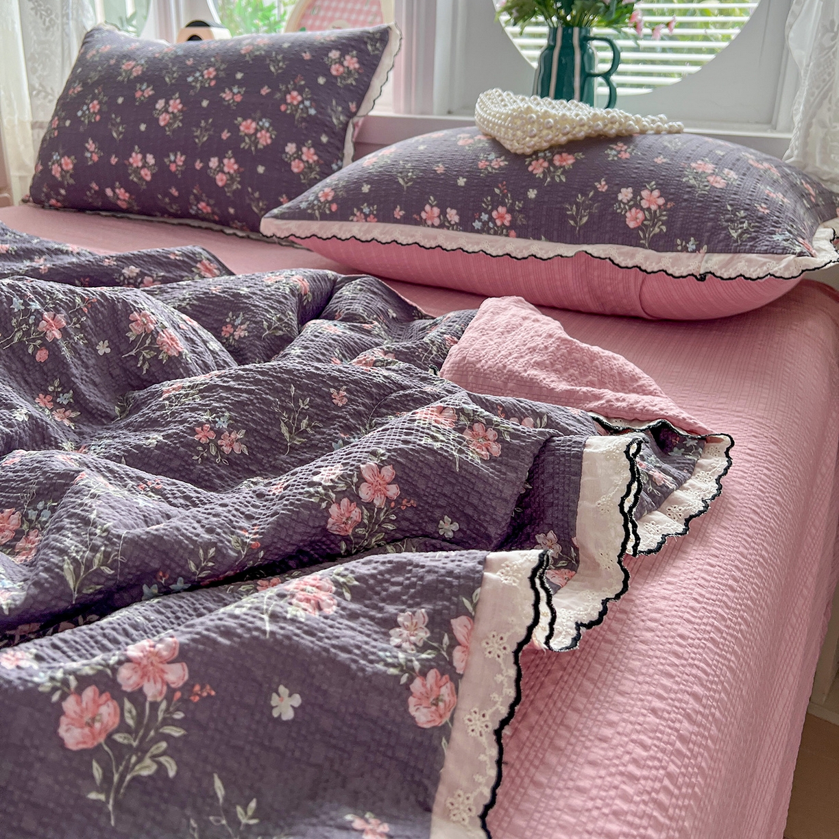 91家纺网 家纺一手货源 找家纺 金梦拉家纺 2026新款泡芙纱全棉小黑花边夏被四件套 紫花开