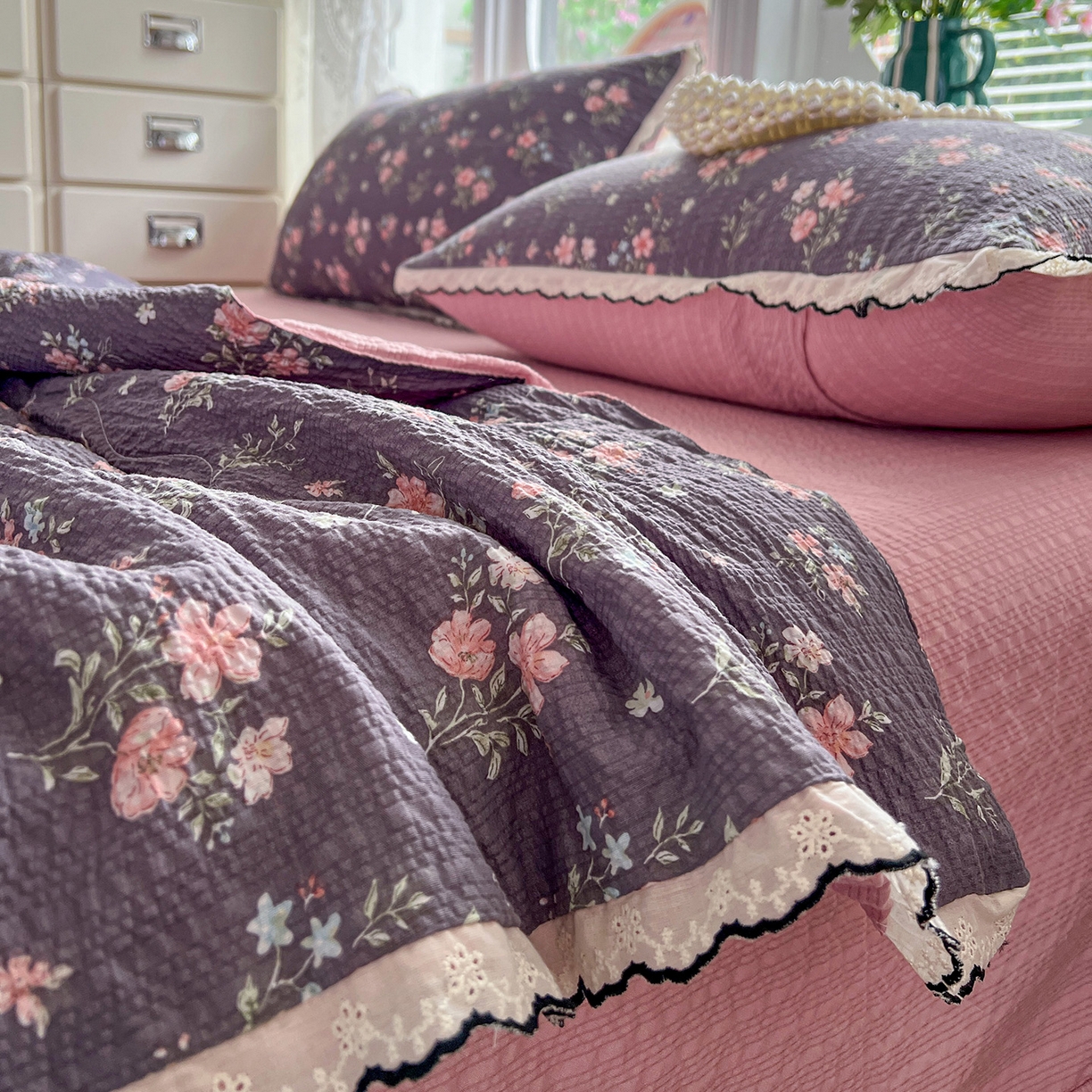 91家纺网 家纺一手货源 找家纺 金梦拉家纺 2026新款泡芙纱全棉小黑花边夏被四件套 紫花开