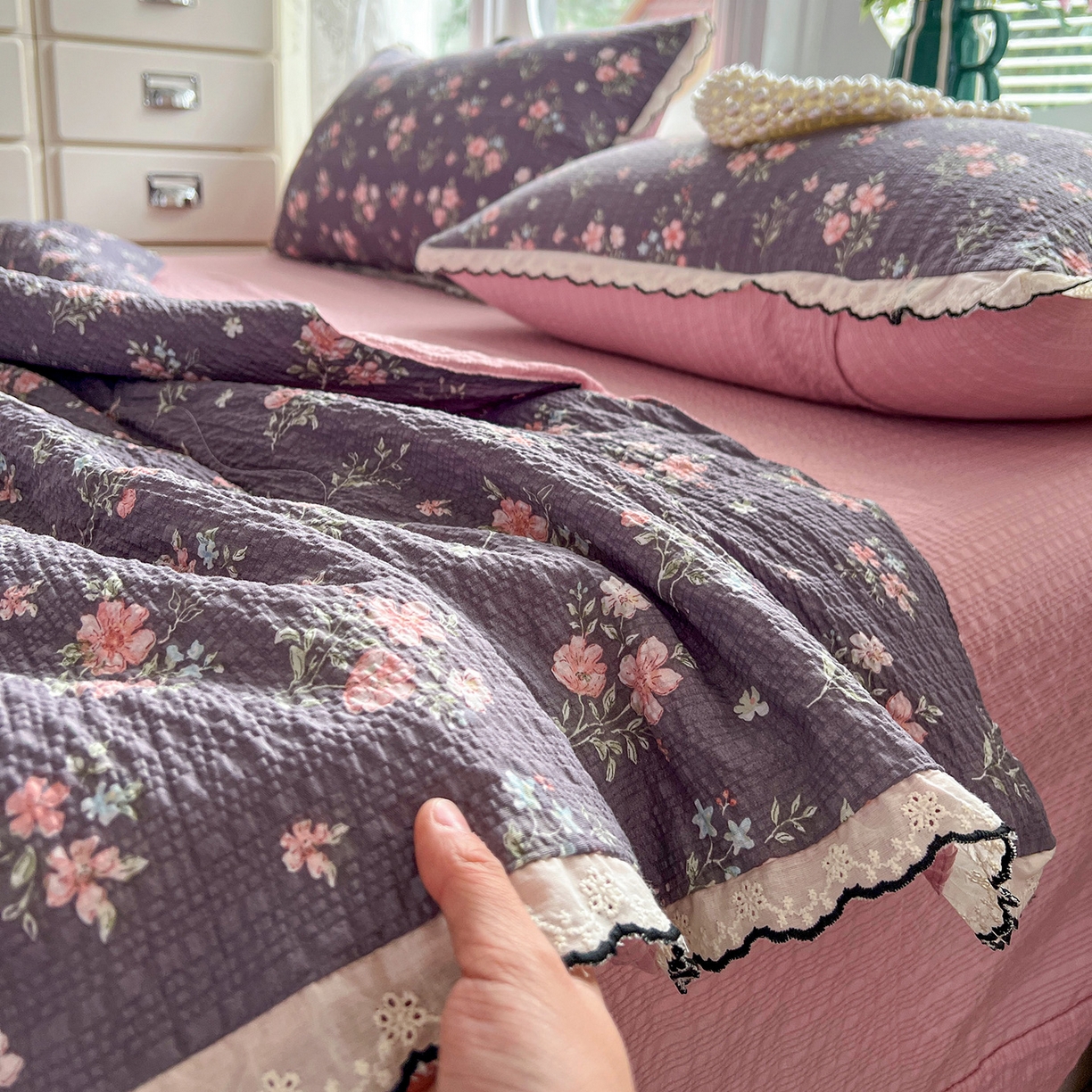 91家纺网 家纺一手货源 找家纺 金梦拉家纺 2026新款泡芙纱全棉小黑花边夏被四件套 紫花开