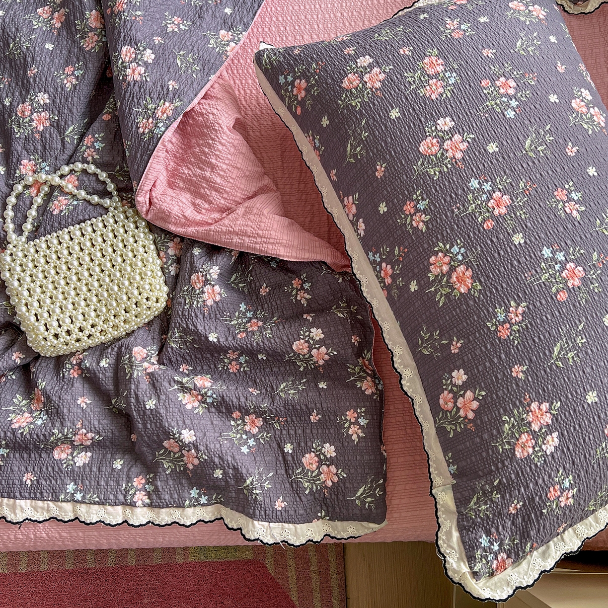 91家纺网 家纺一手货源 找家纺 金梦拉家纺 2026新款泡芙纱全棉小黑花边夏被四件套 紫花开