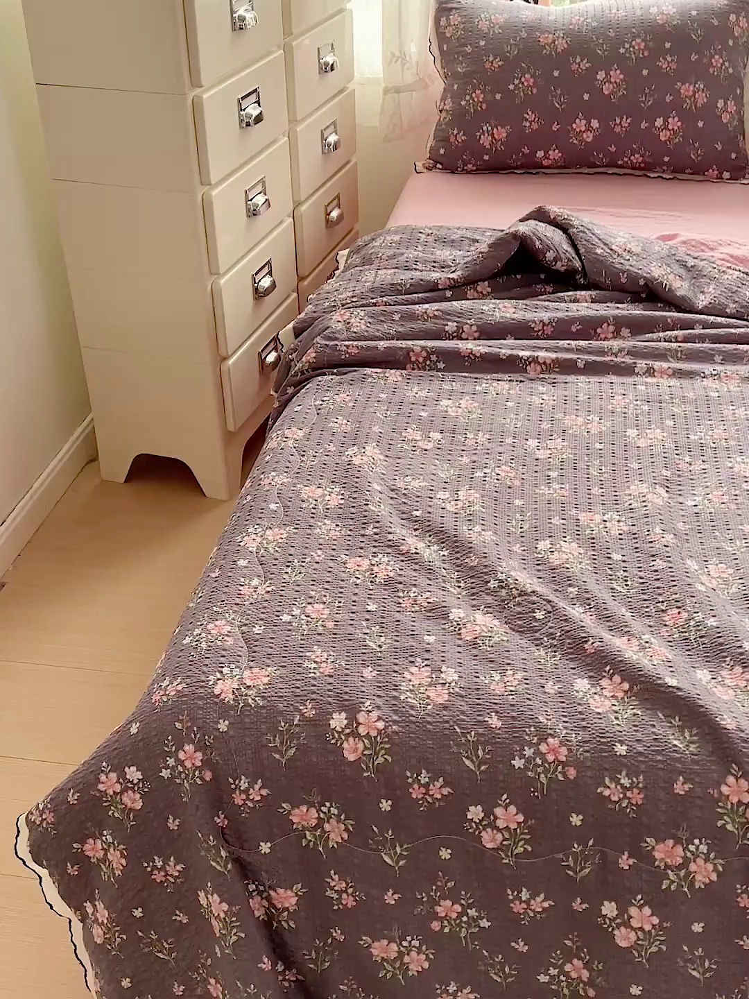 91家纺网 家纺一手货源 找家纺 金梦拉家纺 2026新款泡芙纱全棉小黑花边夏被四件套 紫花开