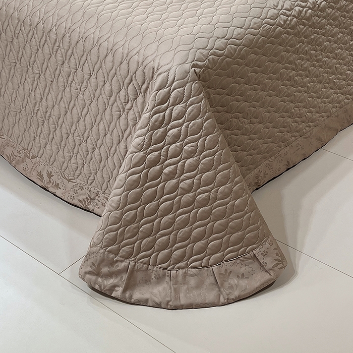 91家纺网 家纺一手货源 找家纺 畅畅家纺 2026新款高档100支长绒棉高定提花夹棉床盖纯色四件套 锦枝-咖