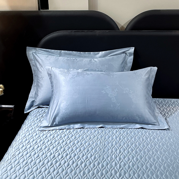 91家纺网 家纺一手货源 找家纺 畅畅家纺 2026新款高档100支长绒棉高定提花夹棉床盖纯色四件套 花屿间-兰