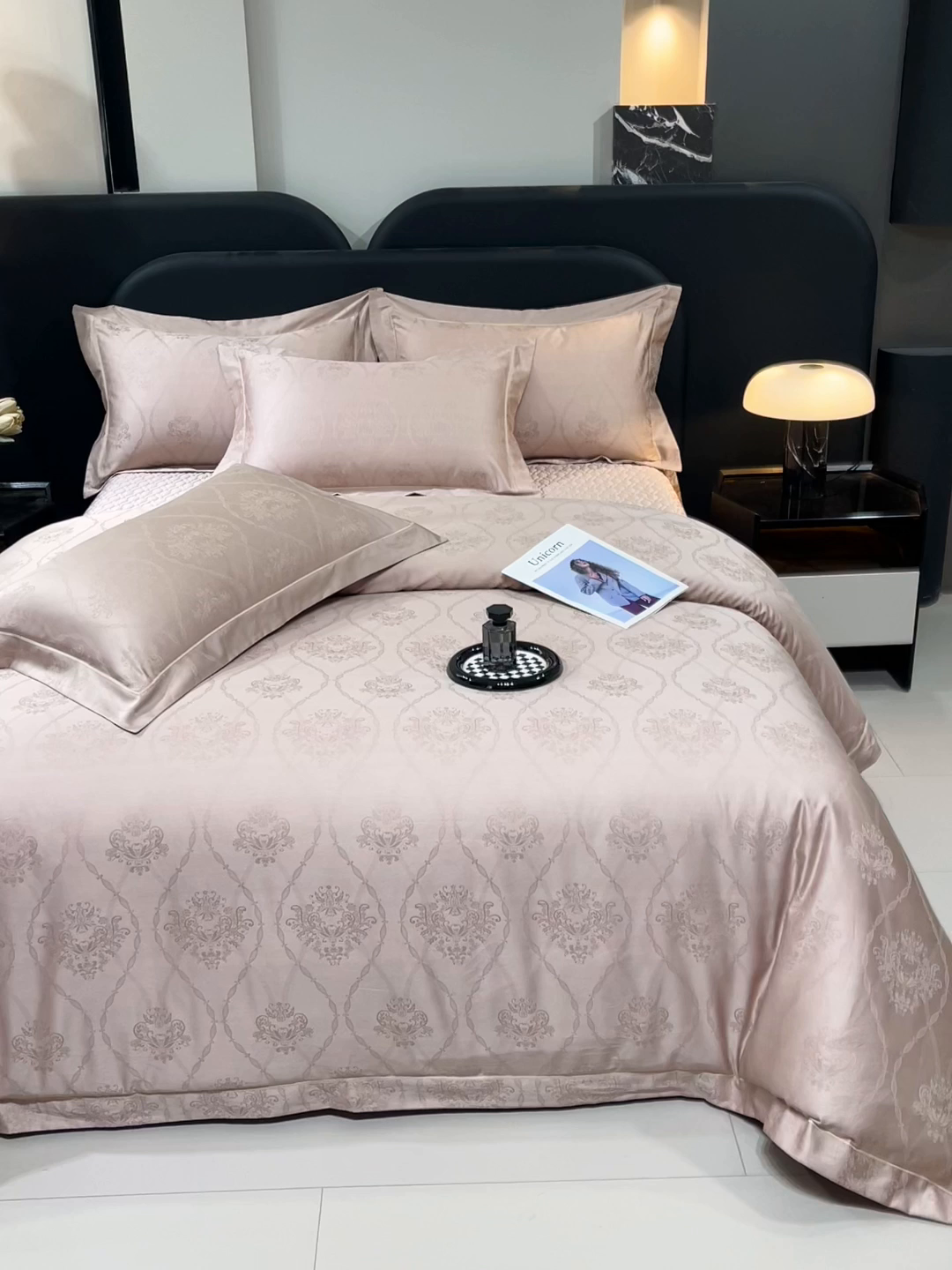 91家纺网 家纺一手货源 找家纺 畅畅家纺 2026新款高档100支长绒棉高定提花夹棉床盖纯色四件套 罗维娜-香槟