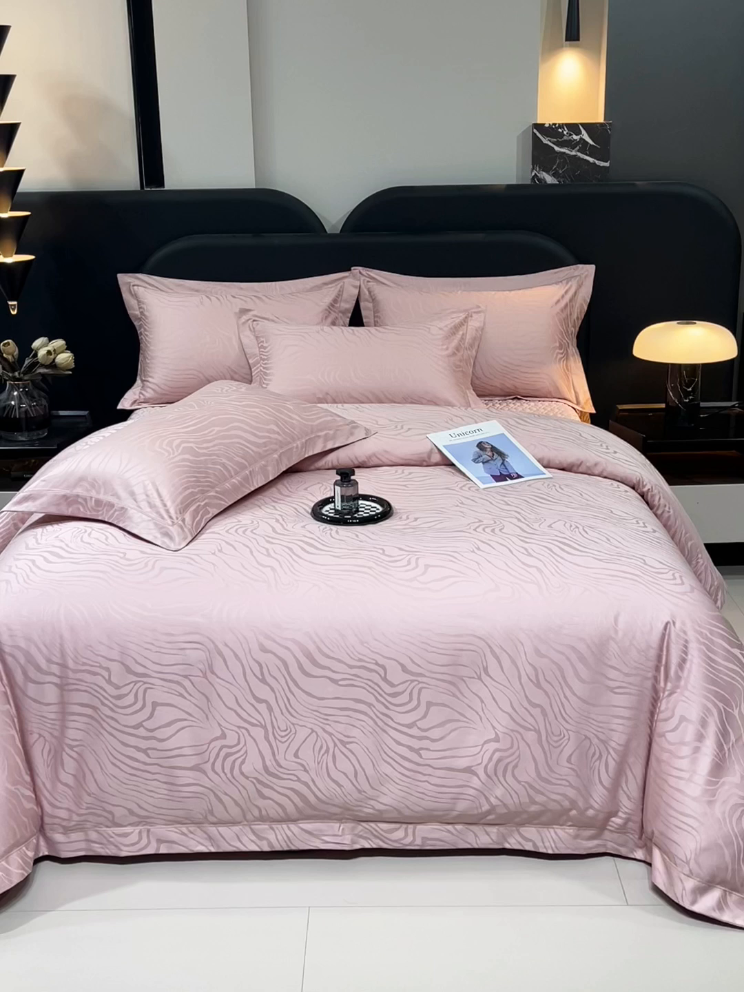 91家纺网 家纺一手货源 找家纺 畅畅家纺 2026新款高档100支长绒棉高定提花夹棉床盖纯色四件套 雅颂-粉