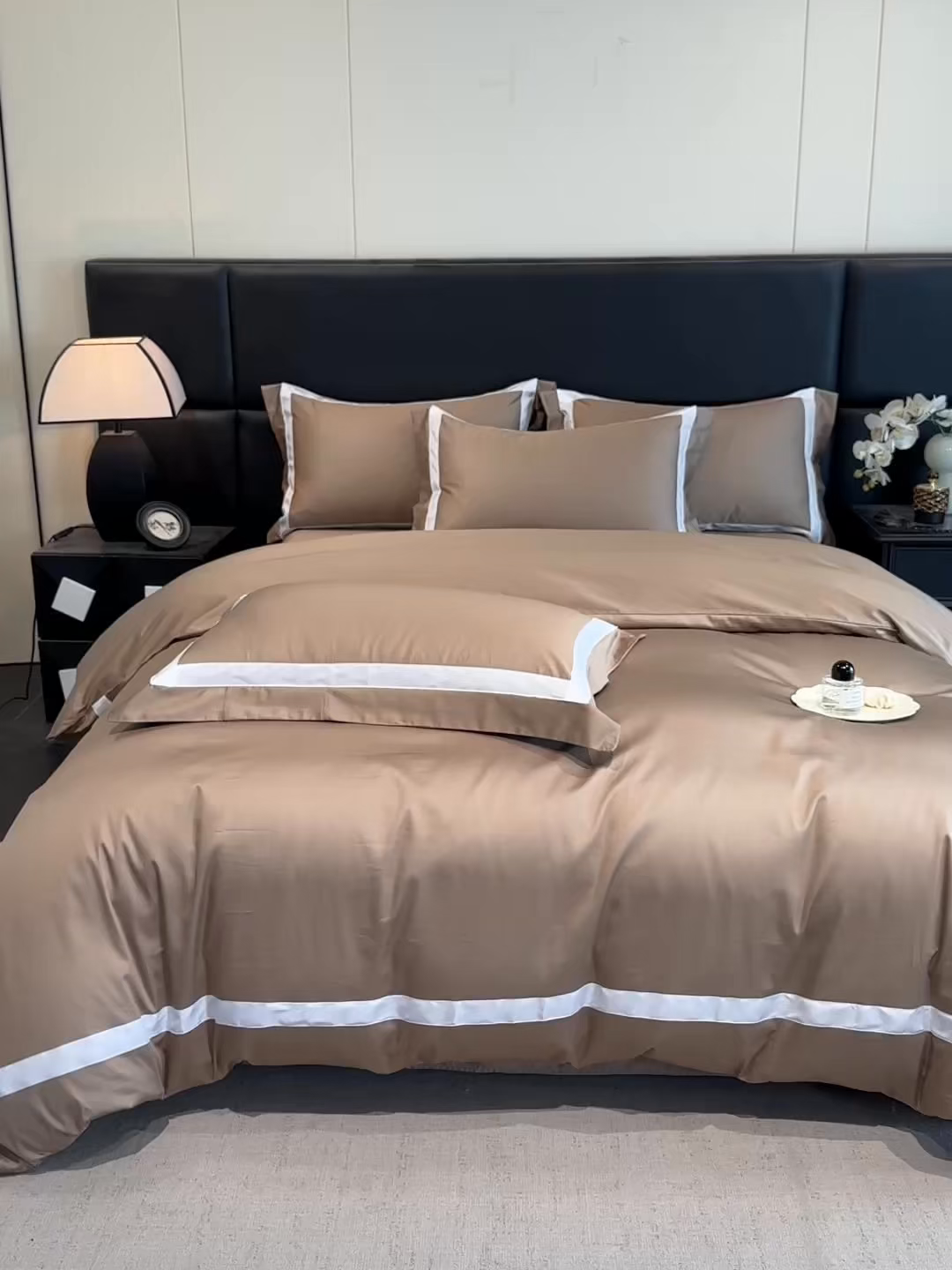 91家纺网 家纺一手货源 找家纺 苏源家居 2026新款夏季酒店风水洗天丝织带款冰丝被套四件套-慕尚 慕尚-咖色