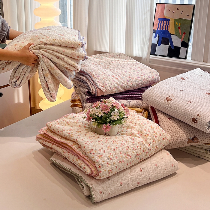 91家纺网 家纺一手货源 找家纺 一比一家纺 2026春夏新款三角针泡芙纱夏被夏凉被空调被四件套 组合图仅供展示不可下单